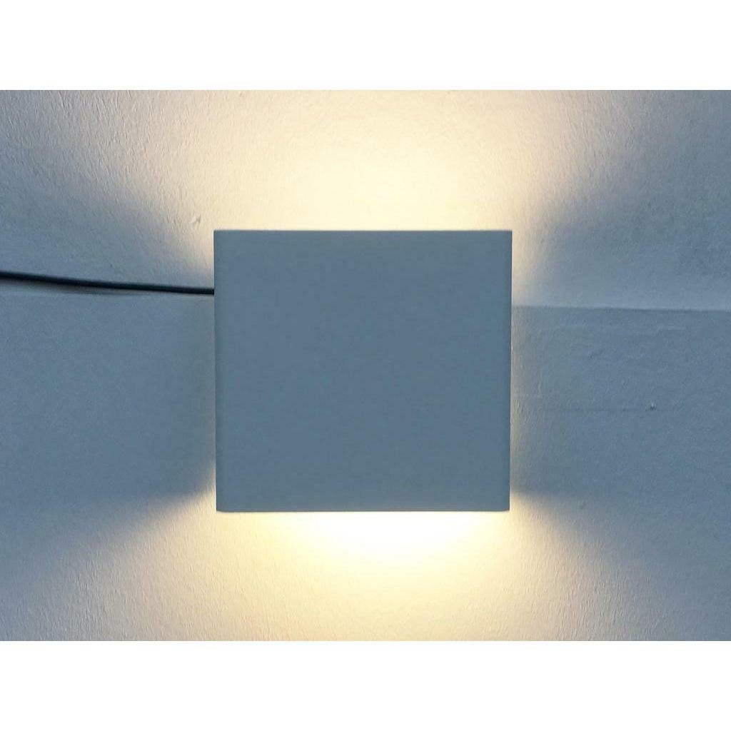 Appliques simples de Staff.

La particularité de ces appliques réside dans la simplicité de leur conception. Simple, cubique, blanc. La lumière sort par le haut et le bas de la lampe et éclaire le mur. L'éblouissement direct est évité grâce au corps