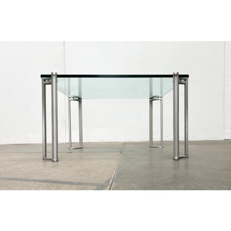 Vintage Space Age Couchtisch aus Glas und Aluminium, Peter Ghyczy zugeschrieben, 1970er Jahre, in sehr gutem Zustand. Entworfen 1970 bis 1979 Dieses Stück ist im Stil des ausgewählten Designers und/oder Herstellers gestaltet.
 
Zusätzliche