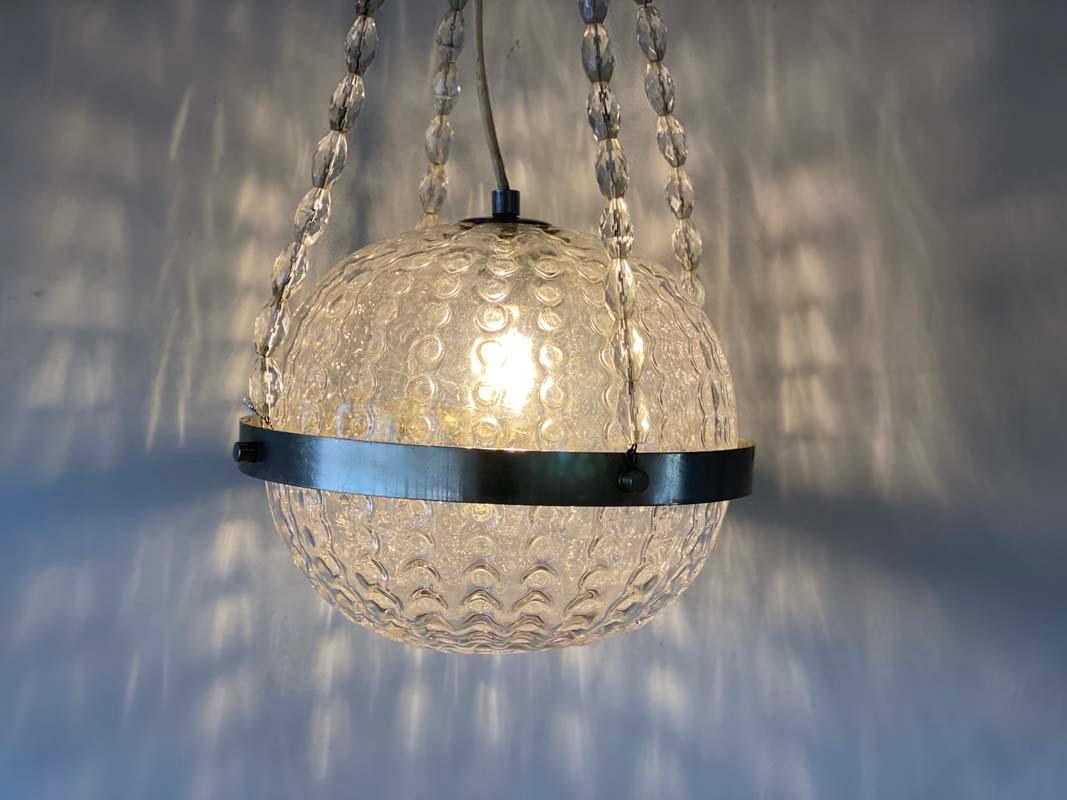 Ère spatiale Lampe à suspension vintage en forme de boule en verre de l'ère spatiale, Allemagne, années 1970 en vente