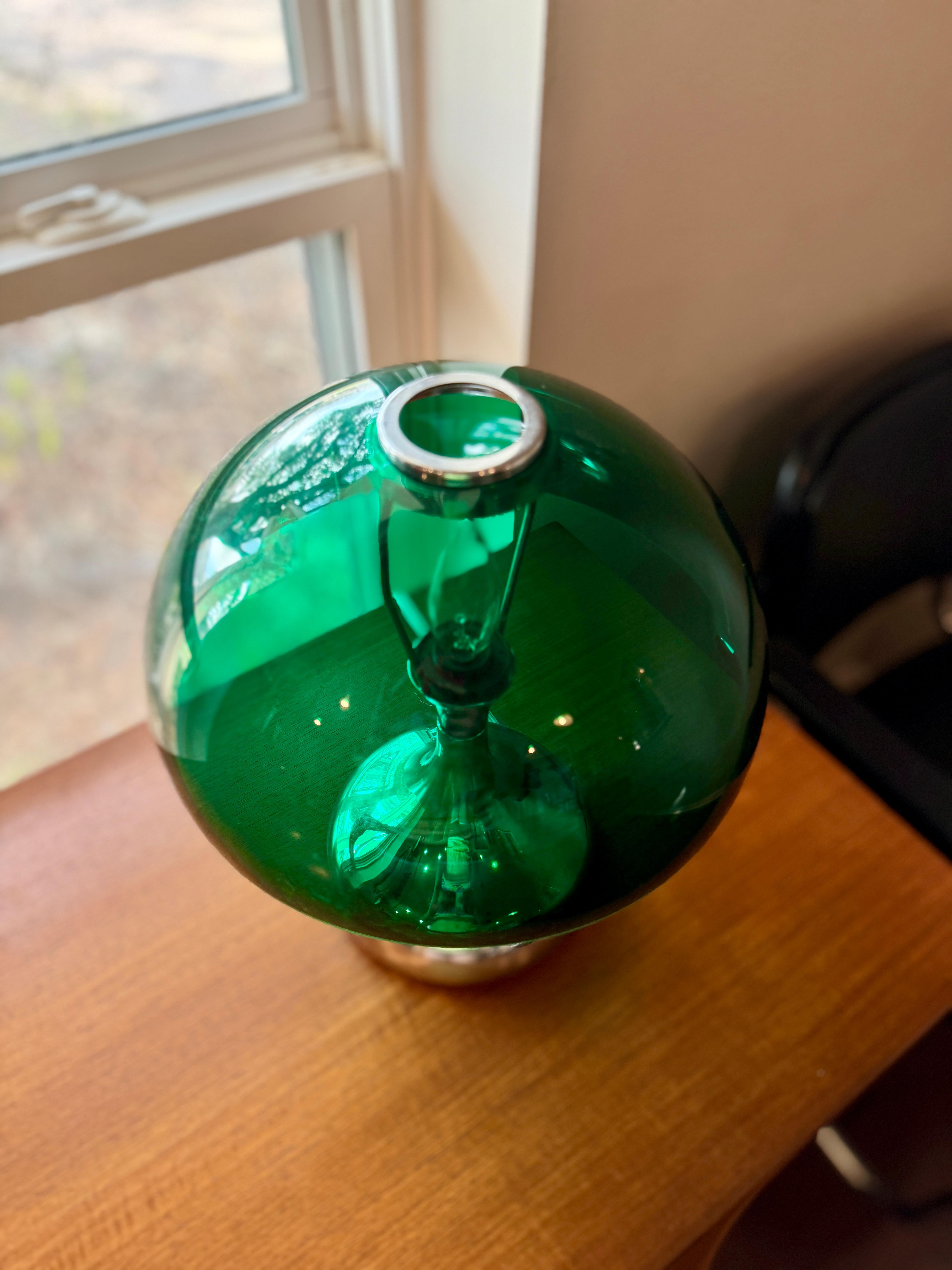 Lampe à toucher vintage de l'ère spatiale, verte et chromée, circa 1970 en vente 2