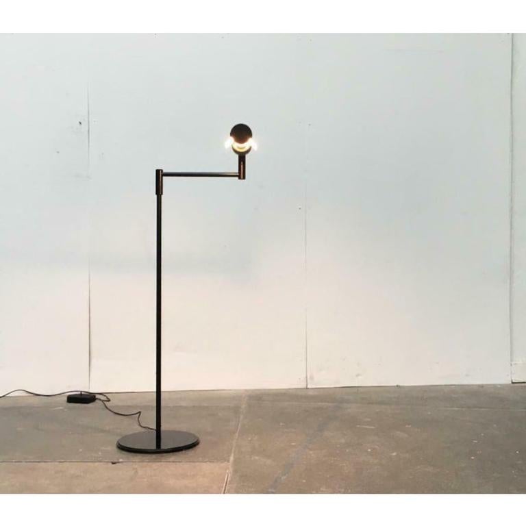 Rare lampe sur pied de Swisslamps.

Le design date des années 1970. Le lampadaire tire son élégance d'un langage de conception technique. Ceci est confirmé par la couleur entièrement noire. Les fines nervures de la tête légère attirent