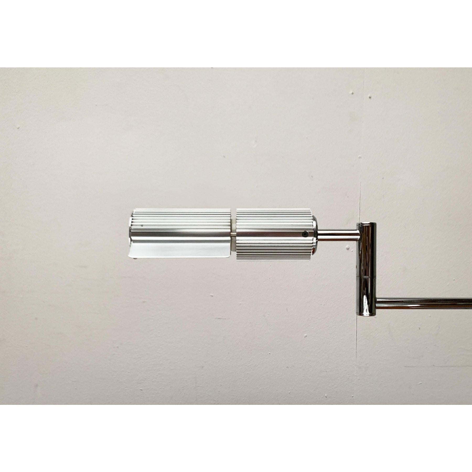 Lampe de table vintage en Haloprofil de V.I.I.I. pour Swisslamps International, 1970

Lampe de table à profil halo de Swisslamps dans une version rare en chrome.

Le design date des années 1970. Cette lampe de table puise son élégance dans un