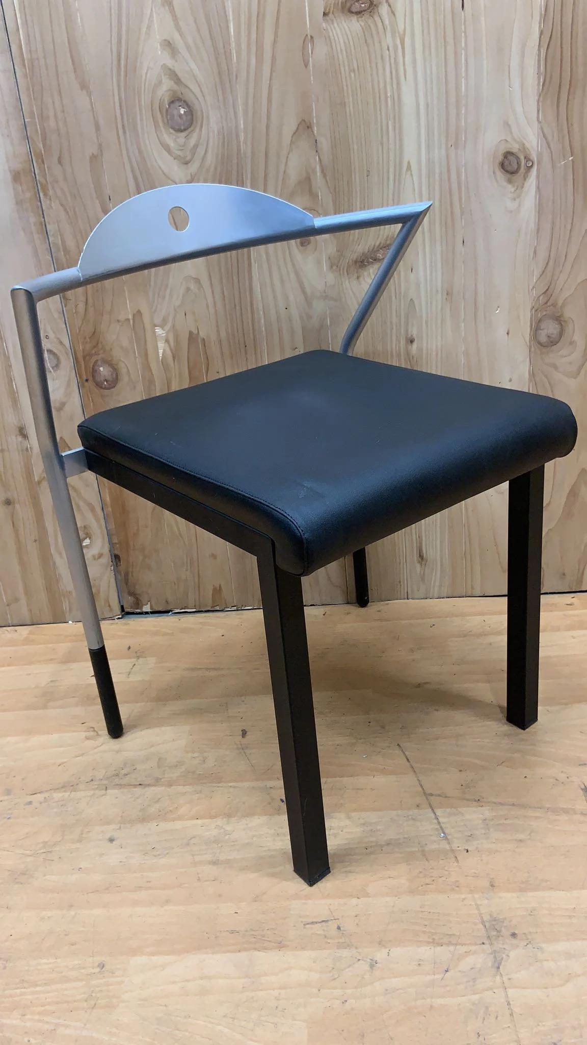 Vintage Space Age Sillas Auxiliares Italianas de Cuero Negro - Juego de 7

Este conjunto de sillas vintage de la era espacial sería un complemento cómodo y elegante para tu despacho o comedor. Están tapizados en cuero negro. 

El artículo no tiene