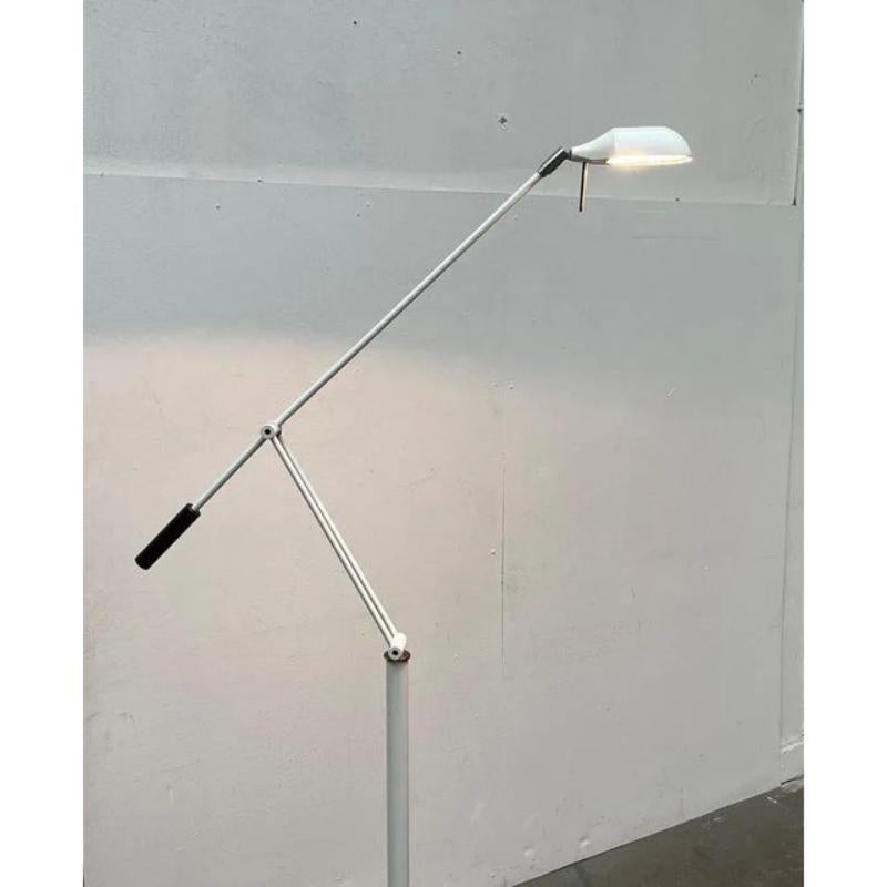 Lampadaire italien postmoderne Vintage AGE, années 1970, en très bon état. Conçu de 1970 à 1979. Le câblage de cet article peut être d'origine et nécessiter un remplacement, sauf indication contraire.
 
Informations complémentaires :
Matériaux :