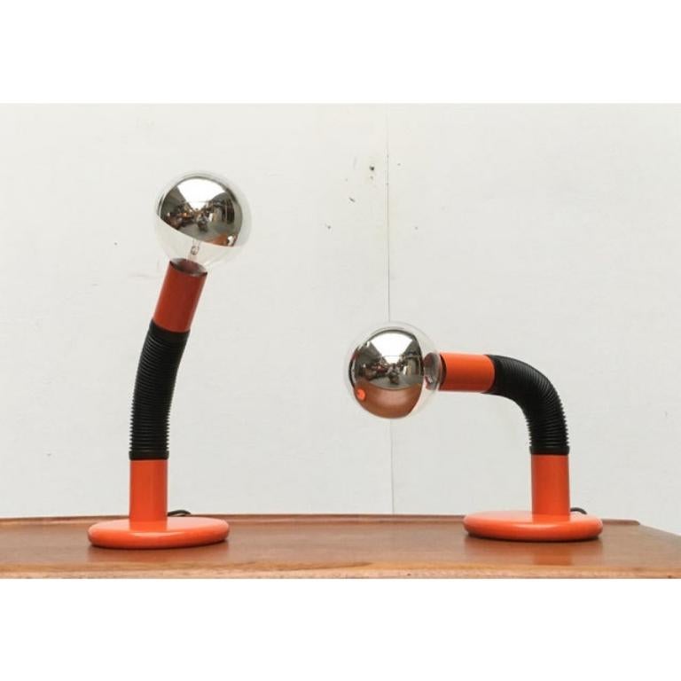 Targetti Sankey Lampes de table Space Age orange red-in.

La tête de la lampe est mobile autour de la partie centrale flexible de la lampe. En fin de compte, il s'agit d'un simple E27. La tête de lampe proprement dite est donc formée par les sources
