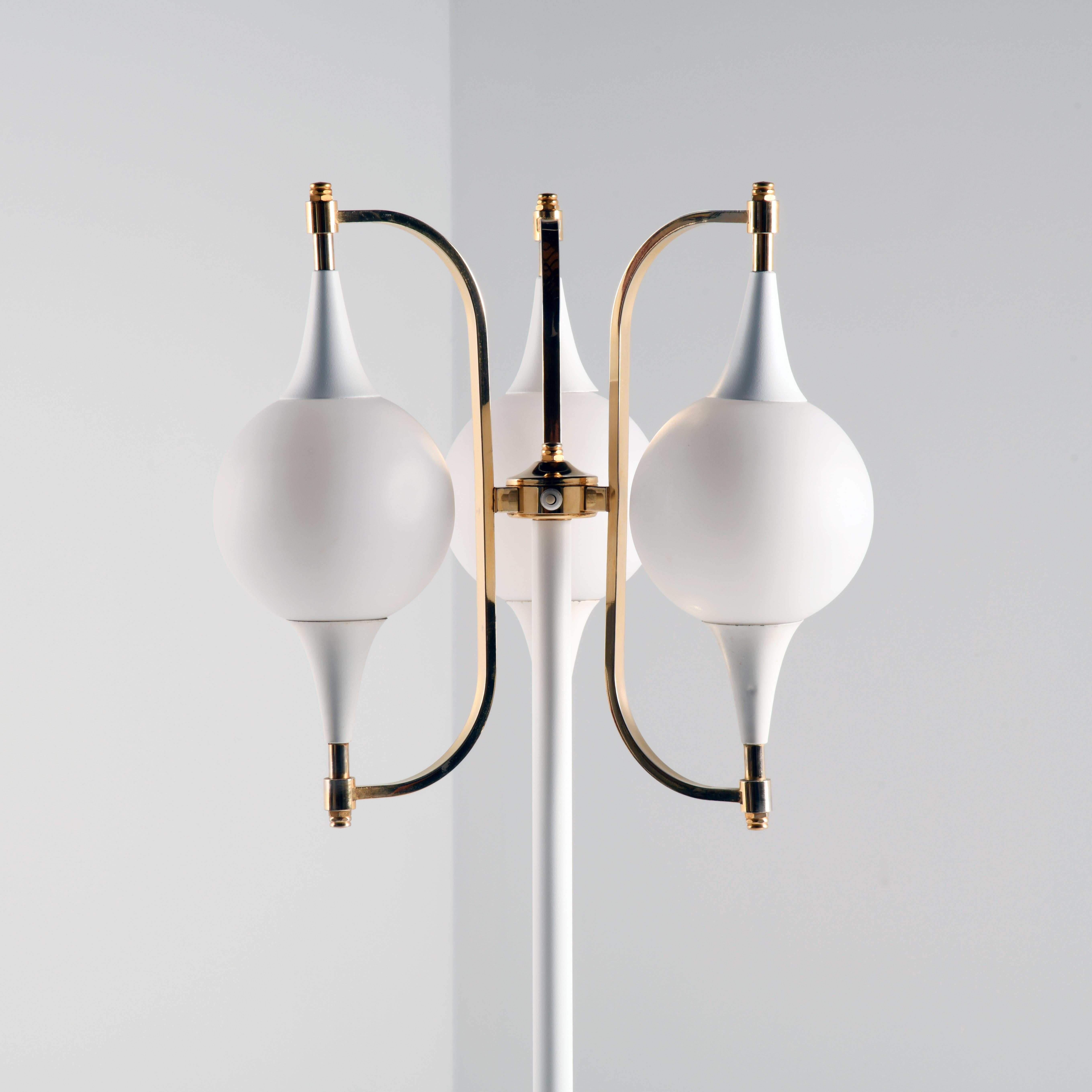 Vintage space age lamp floor, white iron and glass with brass parts, 3 lights In Good Condition For Sale In SAINT-YRIEIX-SUR-CHARENTE, FR