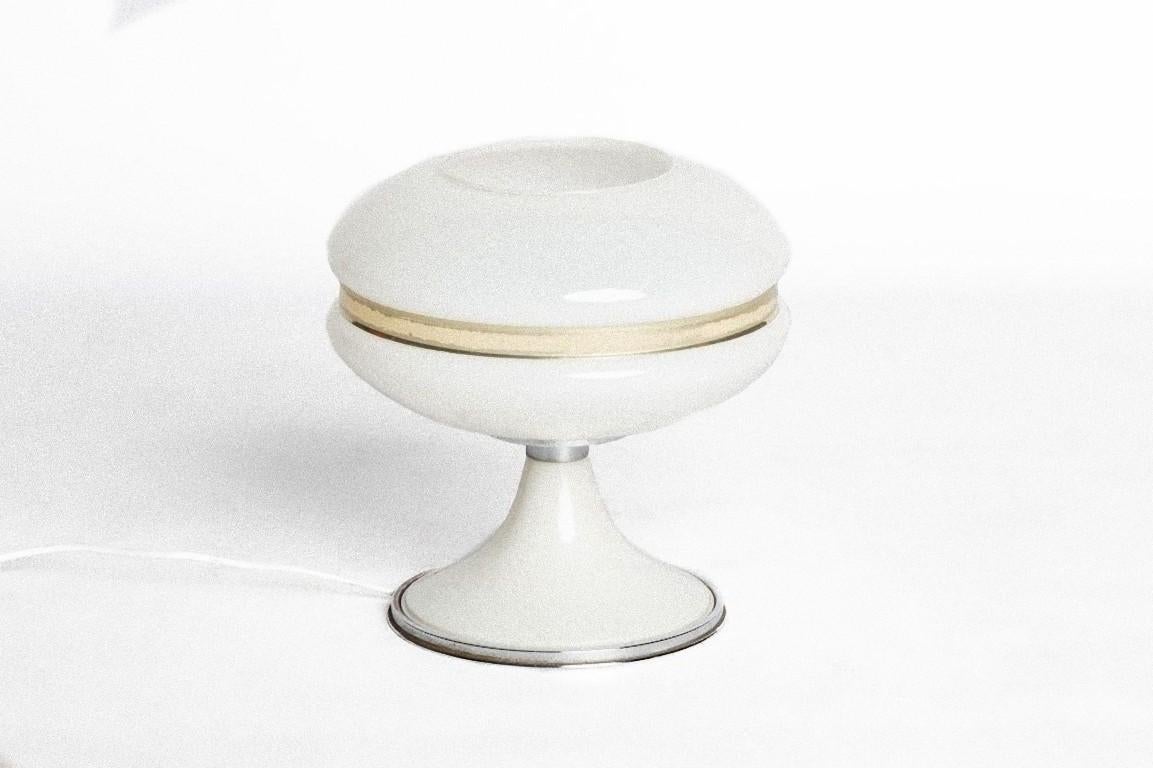 Diese Vintage Space Age Lampe ist ein wunderschönes Dekorationsobjekt, das in den 1970er Jahren in Italien hergestellt wurde.

Eine elegante Tischleuchte aus Glas und Stahl mit einem geschwungenen Design.
Abmessungen: cm 40 x 25.
In gutem