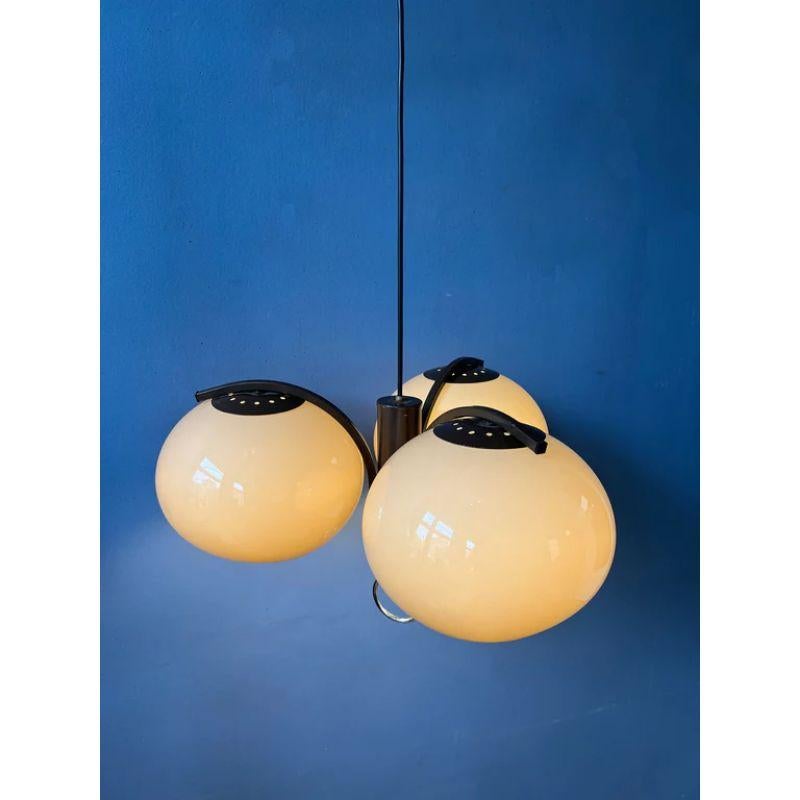 A very rare Herda chandelier with three 'mushroom' shades. The lamp has a metal, brown frame and acrylic glass shades that produce a warm, cosy light. The lamp requires three E27/26 (standard) lightbulbs.

Dimensions:
ø Shades: 18 cm
Height