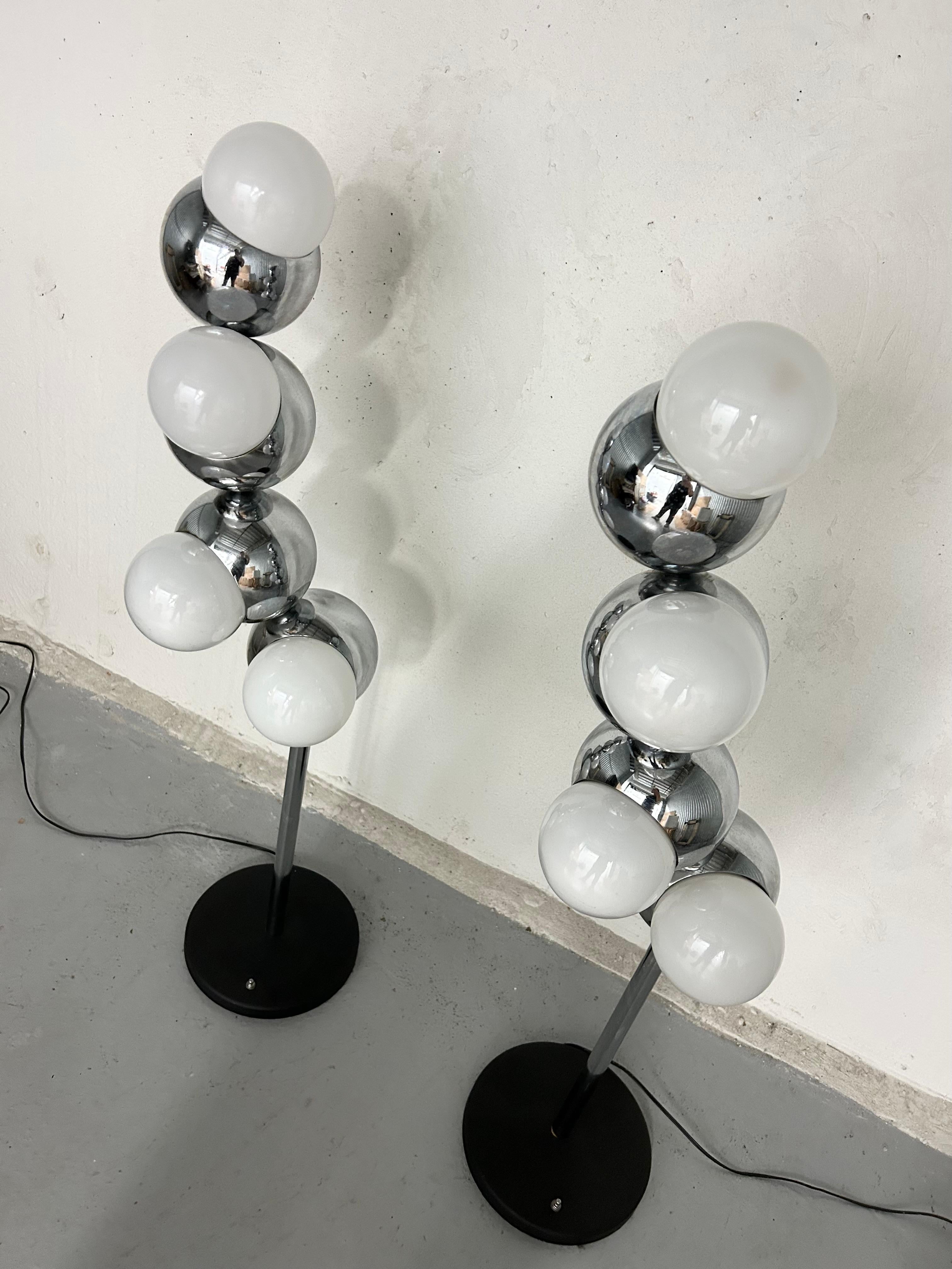 Vintage 1960s space age floor lamps. Attributed to Robert Sonneman molecule lamp - 4 chrome molecules holding large bulbs. 3 way switch on black metal base. Minimal wear.

43.5” height
10” base diameter