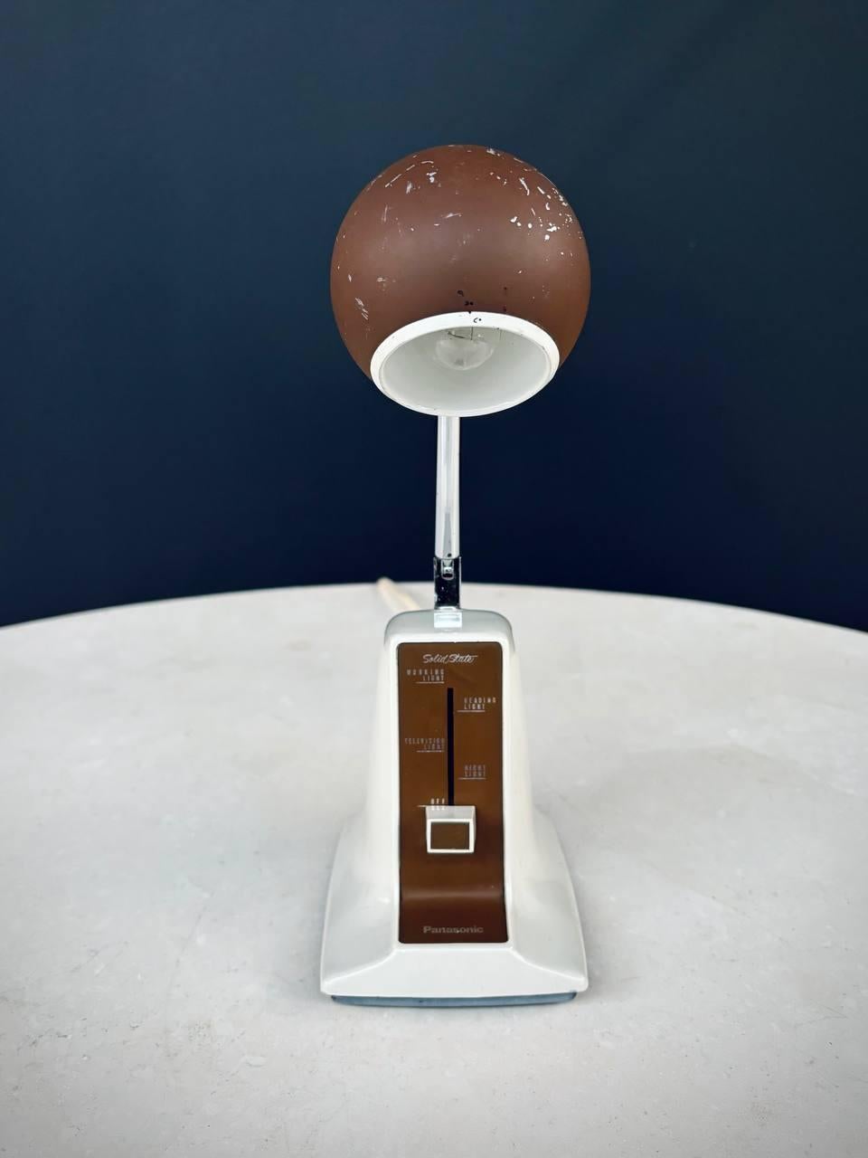 Vintage Space Age Multi-Directional Telescopic Eyeball Desk Lamp by Panasonic In Good Condition For Sale In Los Angeles, CA