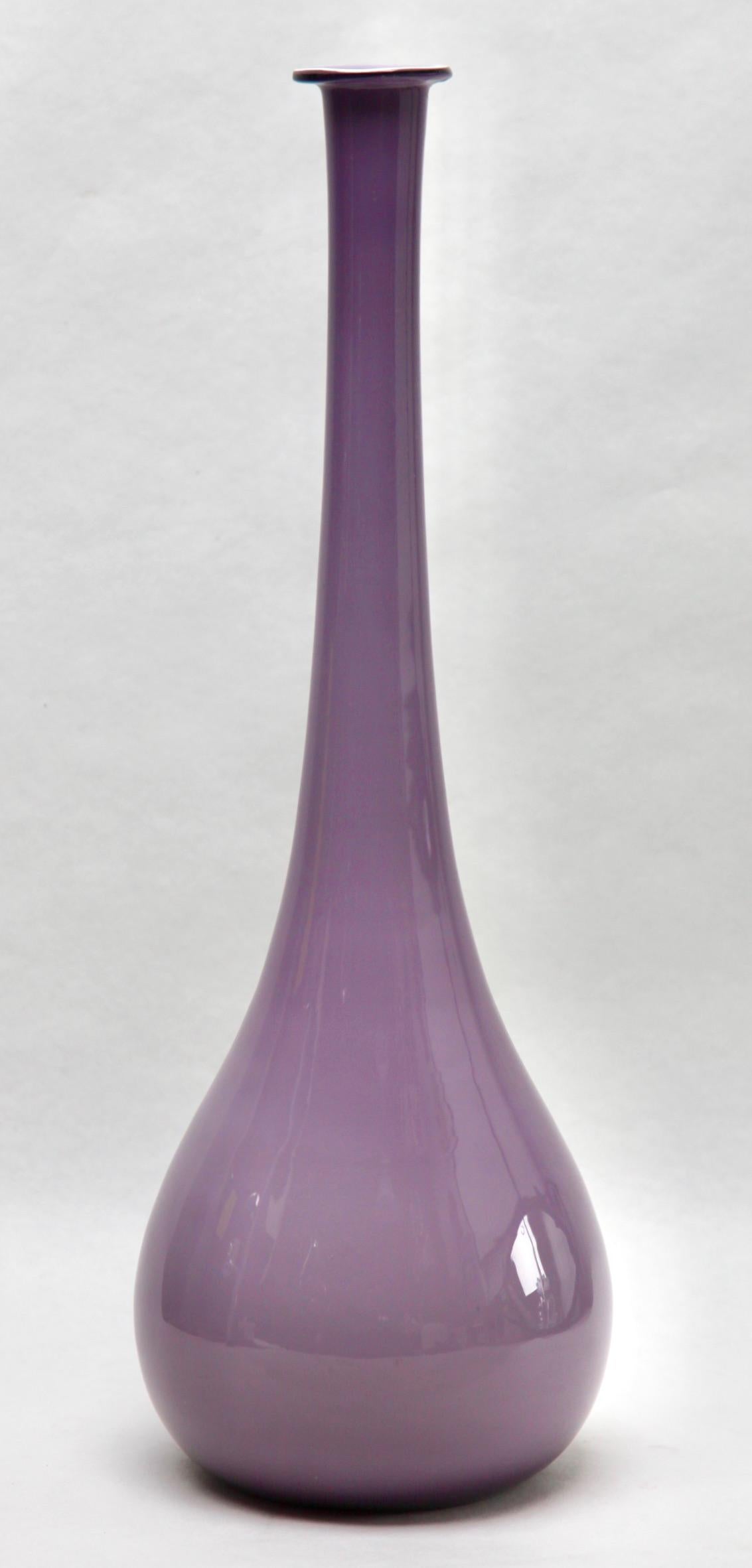 Ère spatiale Soliflore Florence vase vintage en opaline pastel « ère spatiale » de Murano, 1955 en vente