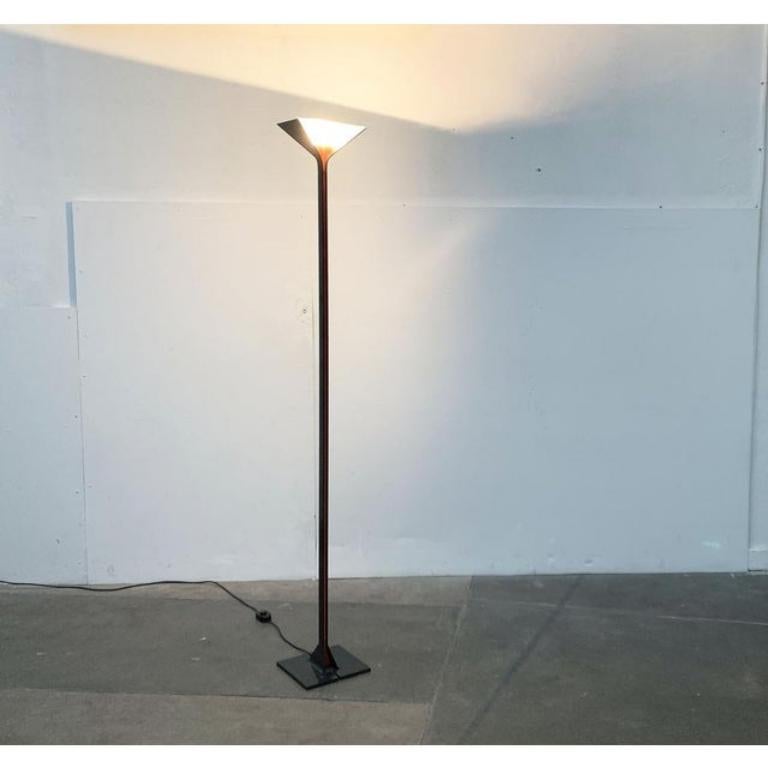 Lampadaire postmoderne du fabricant italien Flos d'après un design d'Afra & Tobia Scarpa des années 70.

Ce design convainc par sa hauteur imposante de près de 2m. La tige filigrane, qui occupe presque toute la hauteur de la lampe, est frappante. Il