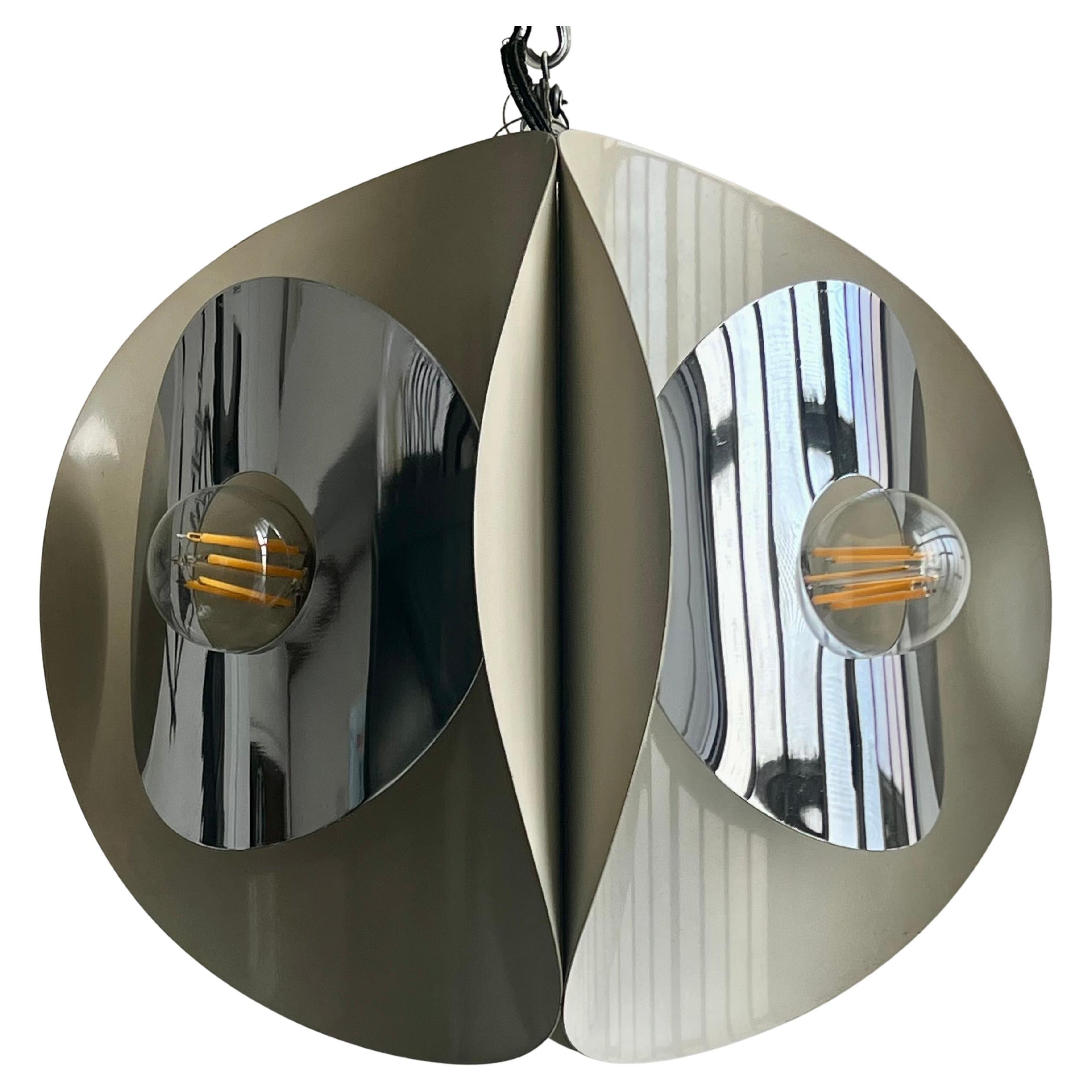 Illuminazione d'epoca , Lampada di design italiano , Made in Italy 1970's

In vendita c'è una splendida e originale lampada a sospensione dell'epoca di Steel Age, realizzata in acciaio e metallo e altamente decorativa nelle sue linee semplici ma