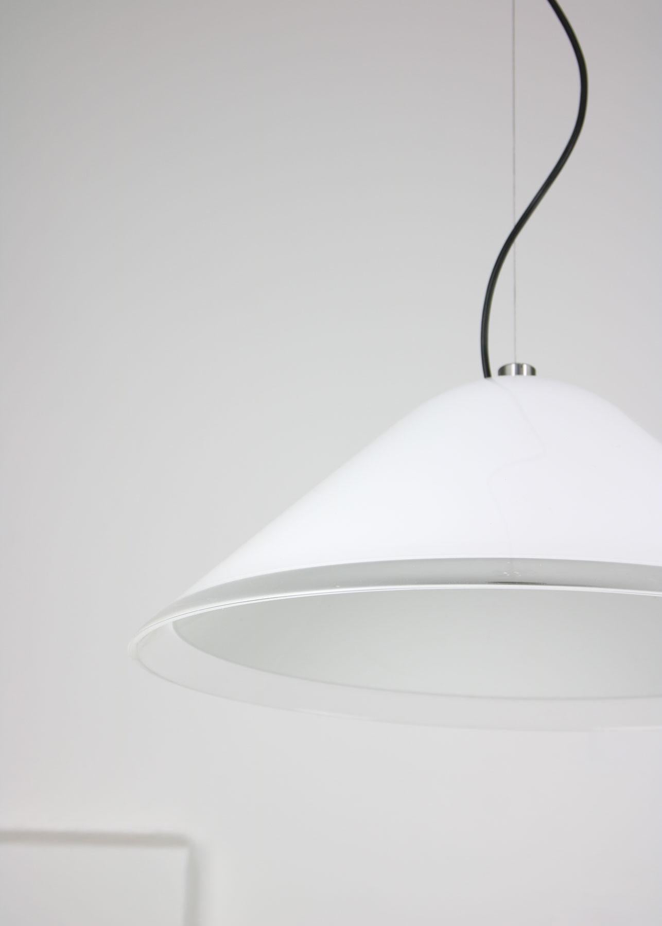 Die Gesamthöhe der Lampe ist bis zu 135 cm verstellbar.

Die Lampenfassung ist für eine Standard-E27-Glühbirne ausgelegt (nicht im Lieferumfang enthalten), kann aber auch mit einer amerikanischen/kanadischen E26-Standardgröße verwendet werden