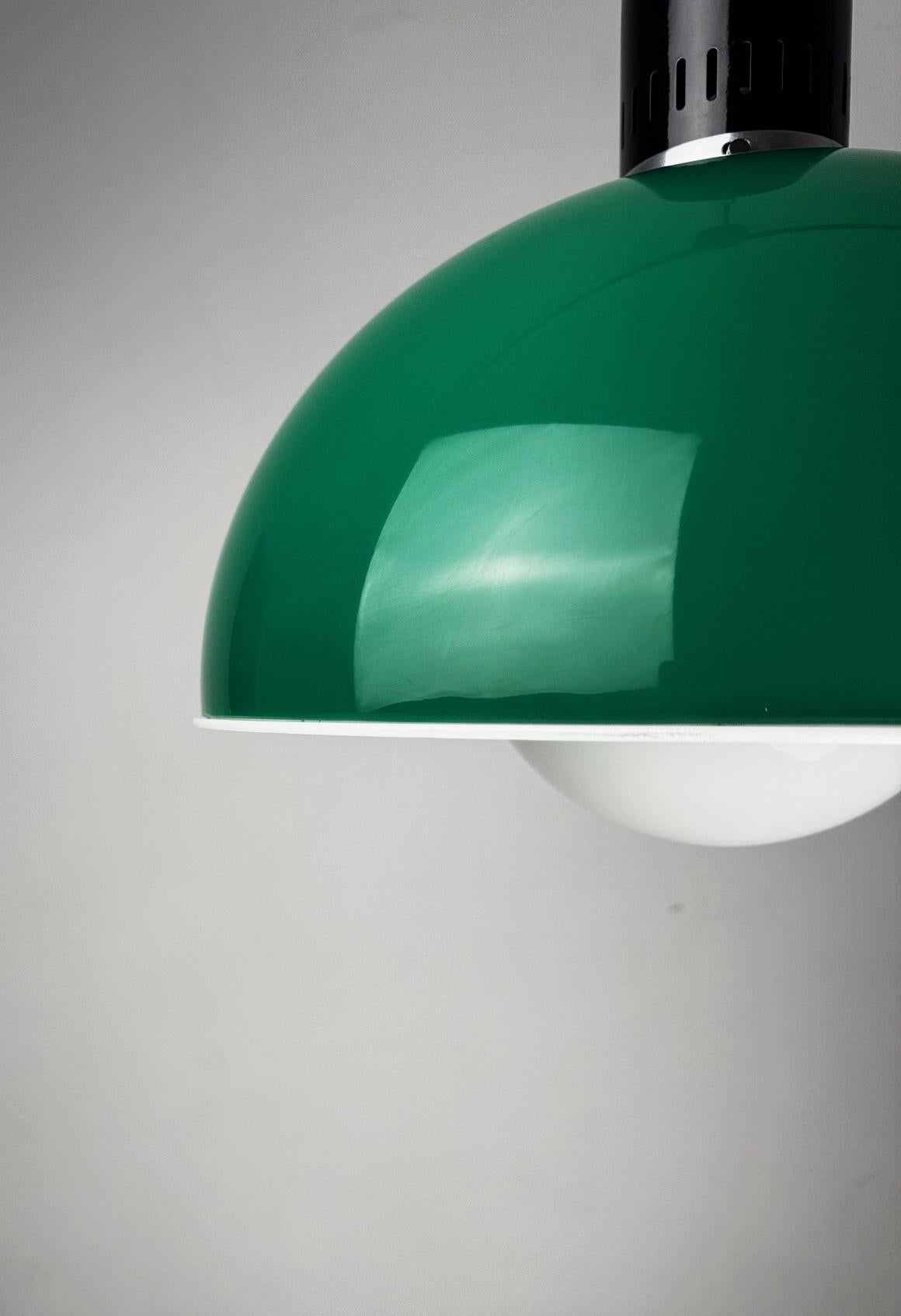 Vintage Space Age Pendant Lamp – Green & White Retro Ceiling Light (1970s)

This stunning Space Age pendant lamp from the 1970s is a perfect representation of the futuristic design movement of the era. Featuring a glossy green dome with a