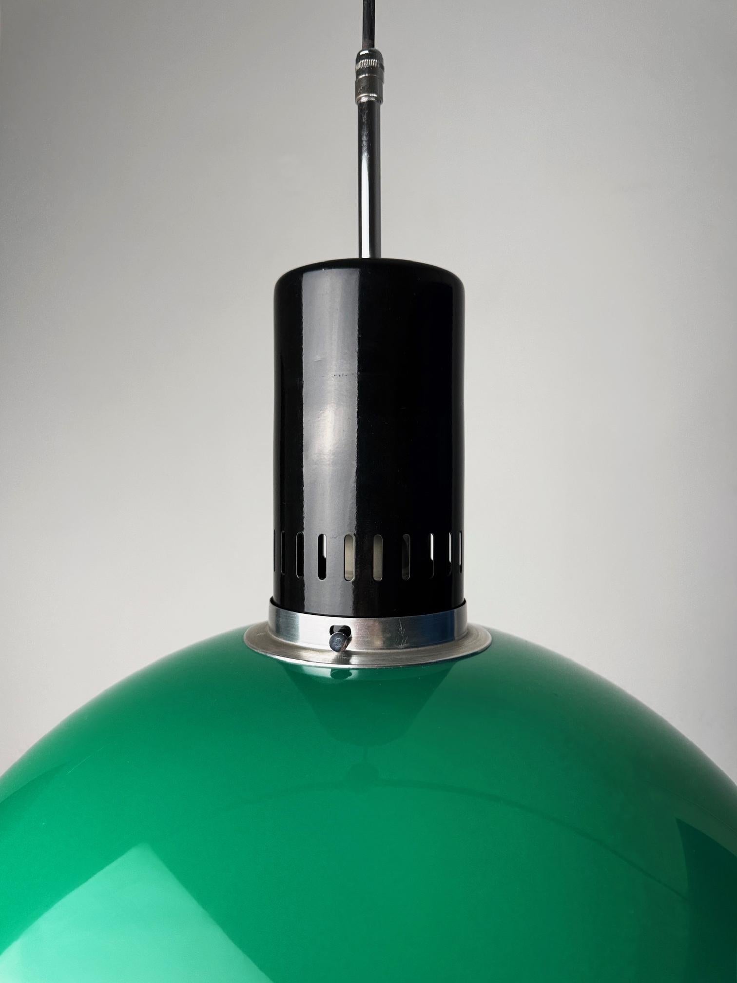 Vintage Space Age Pendant Lamp – Green & White Retro Ceiling Light (1970s) In Good Condition In BARCELONA, ES