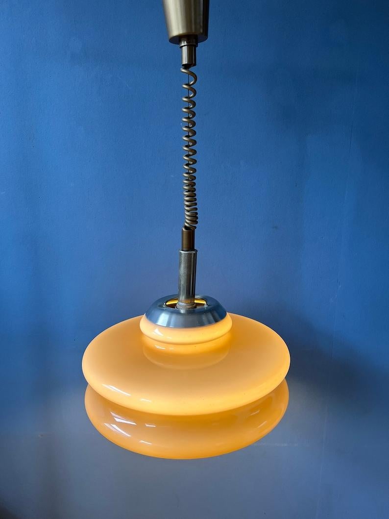 Une lampe suspendue vintage de l'ère spatiale par Herda avec un abat-jour champignon en verre acrylique. L'abat-jour est doté d'un 