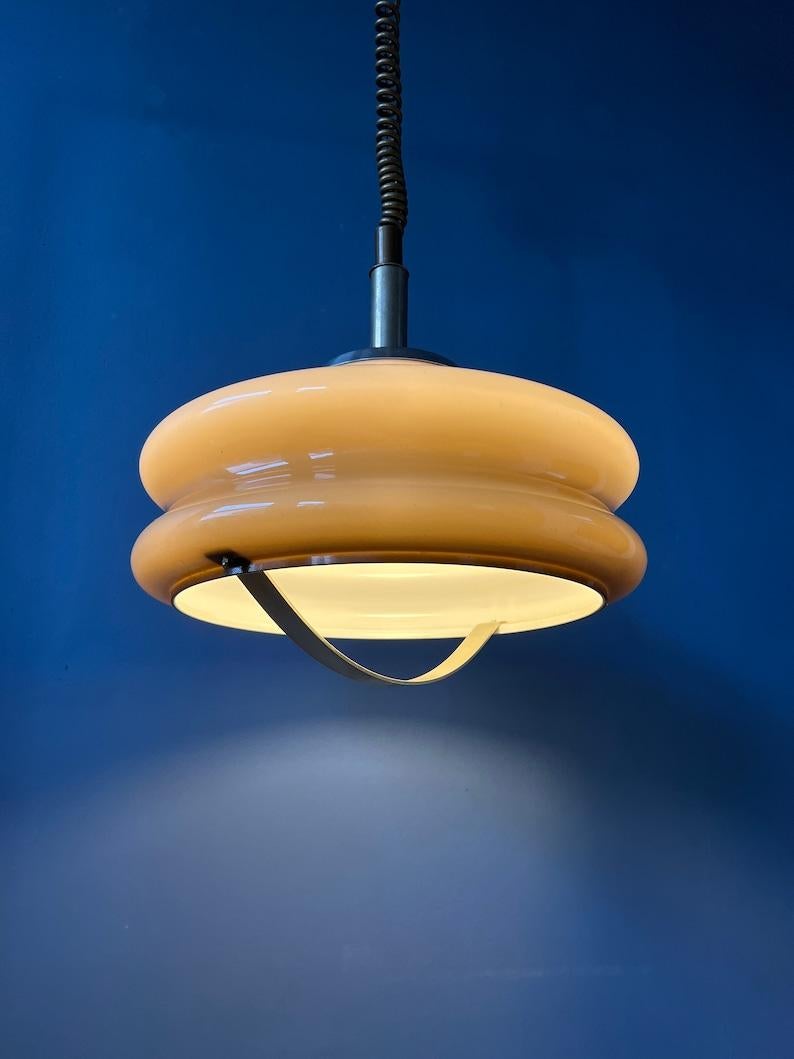 Ère spatiale Lampe suspendue vintage de l'ère spatiale Herda avec abat-jour champignon en verre acrylique en vente