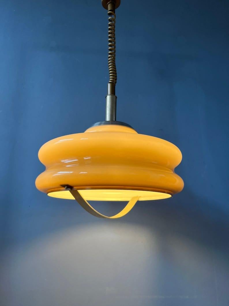 20ième siècle Lampe suspendue vintage de l'ère spatiale Herda avec abat-jour champignon en verre acrylique en vente
