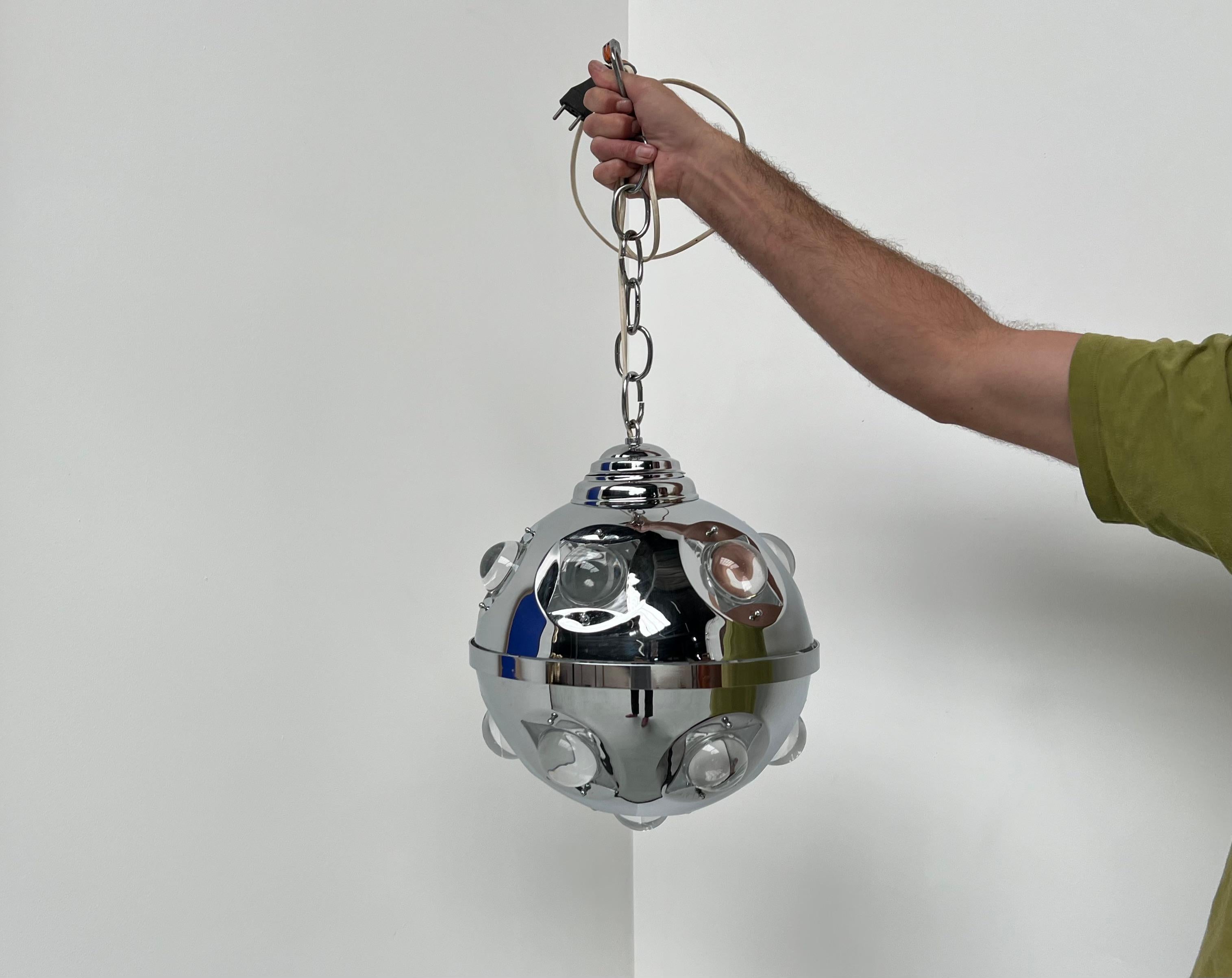 Lampada a sospensione vintage Space AGE, globo in vetro e cromo di Oscar Torlasco per Stilkronen, Circa 1960
Rara lampada a sospensione italiana di Oscar Torlasco in vetro e metallo cromato. I globi di vetro hanno la forma di una lente di