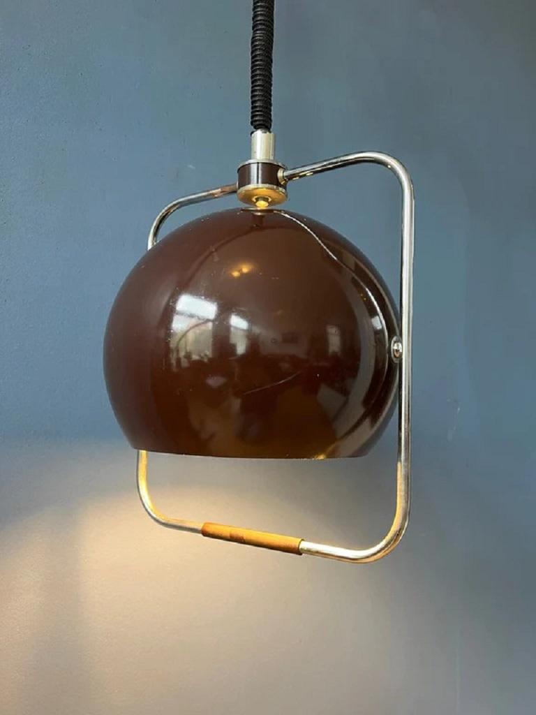 Vintage space age eyeball pendant lamp by GEPO in brown colour. This playful lamp can turn the shade all the way around its axis. The lamp is made out of metal and aluminium. The lamp has an E27/26 fitting.

Dimensions: 
ø Shade: 25 cm
Height: 40