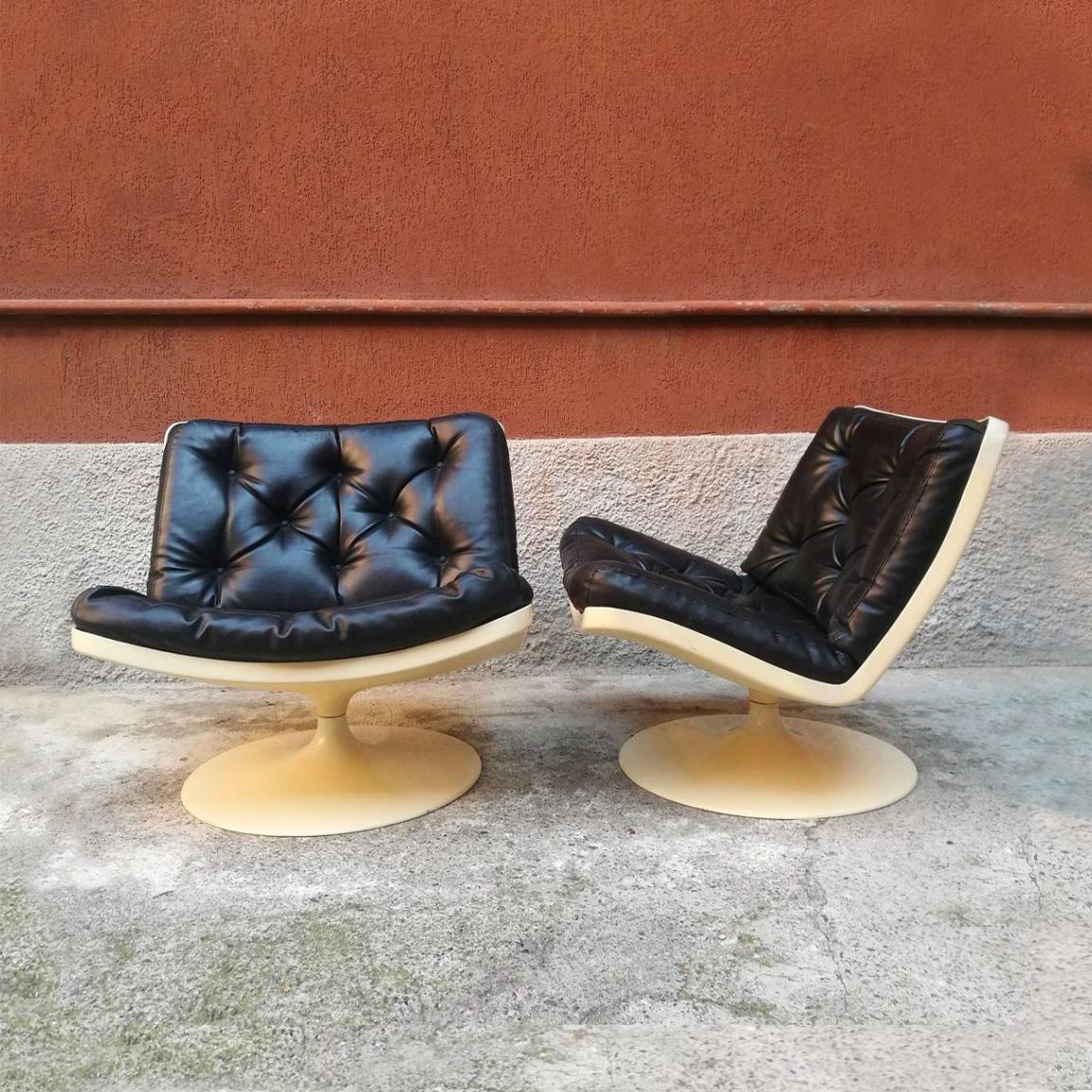 Italian Space Age Plastic and Leather Tulip Armchairs by Knoll/Play, 1970s
Space Age armchair with white plastic shell, original black leather pillow and Tulip base, made by Knoll/Play.
Very good conditions.
Measures: 69 x 60 x 63 H cm.