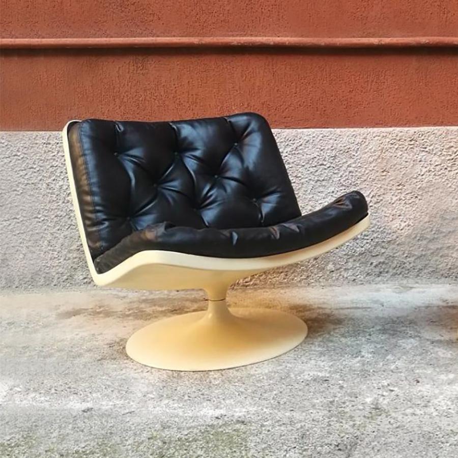 Italian Space Age Plastic and Leather Tulip Armchairs by Knoll/Play, 1970s In Good Condition In MIlano, IT