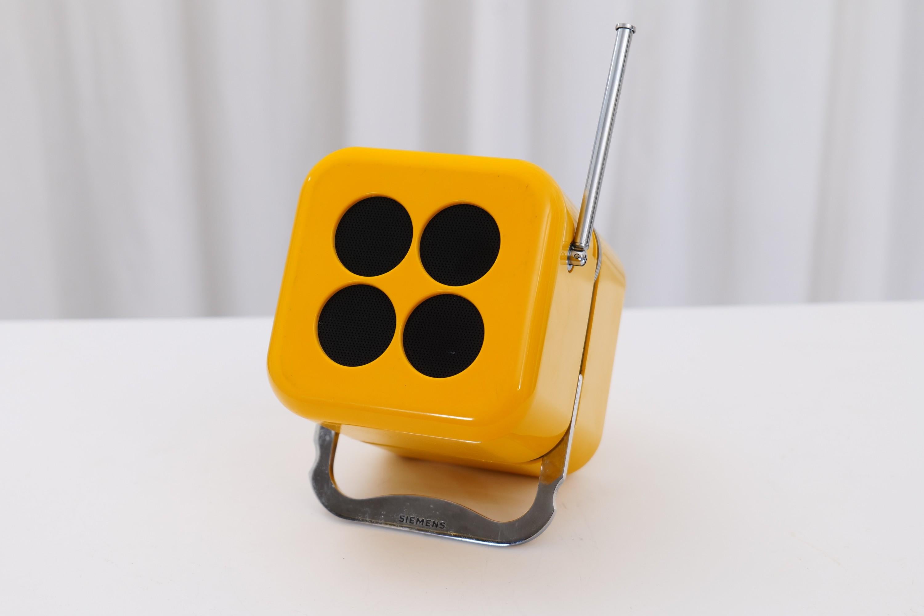 Very rare yellow Cube Radio by Dario & Mario Bellini for Siemens.

1960's Space Age design - Made in Germany

Dimensions:
14 cm length
12 cm width
12 cm depth

The radio is in good working condition.