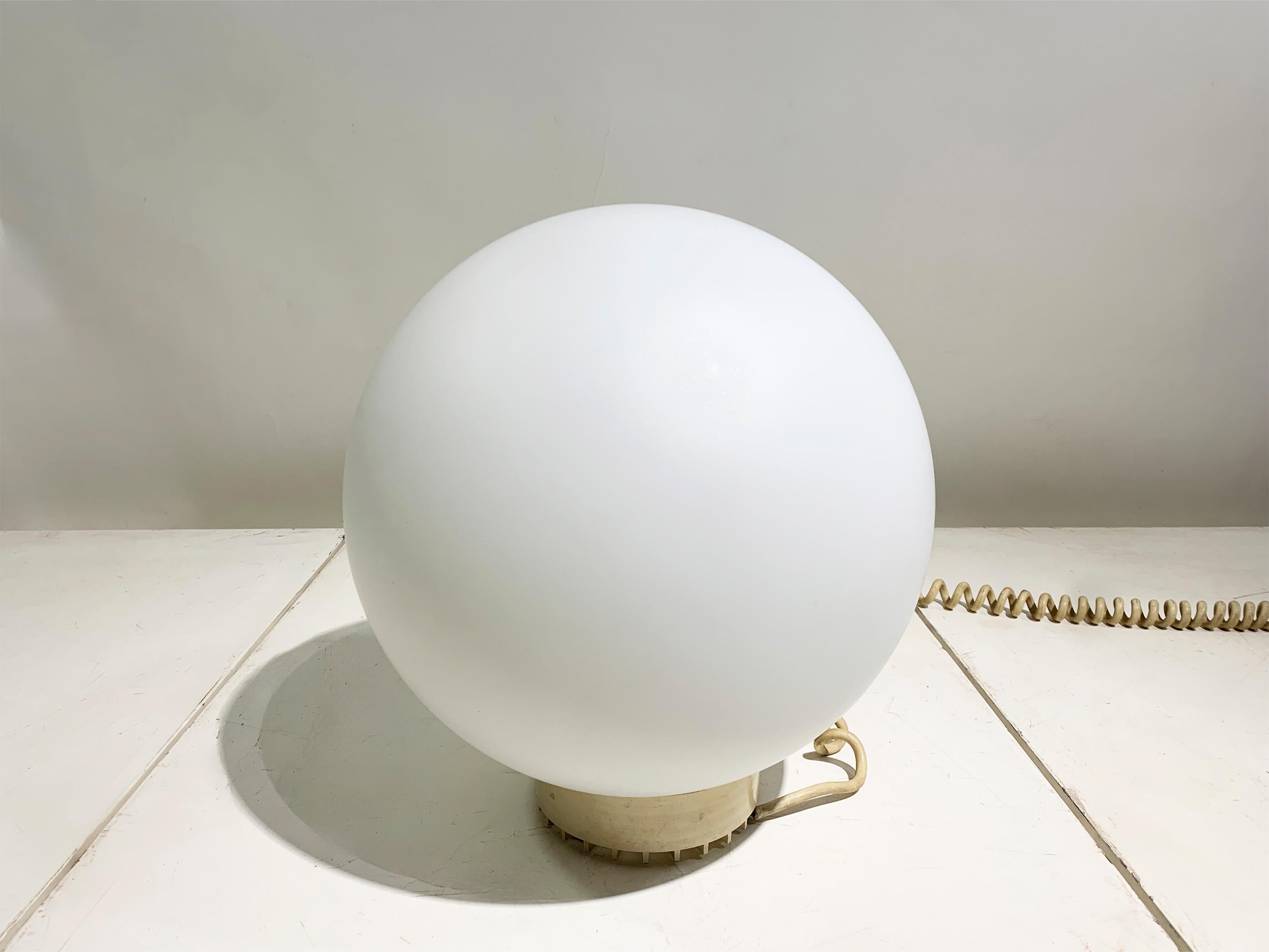 Vintage Space Age Sphärische Glasglobus-Tischlampe mit geripptem Sockel, 1970er Jahre (Französisch) im Angebot