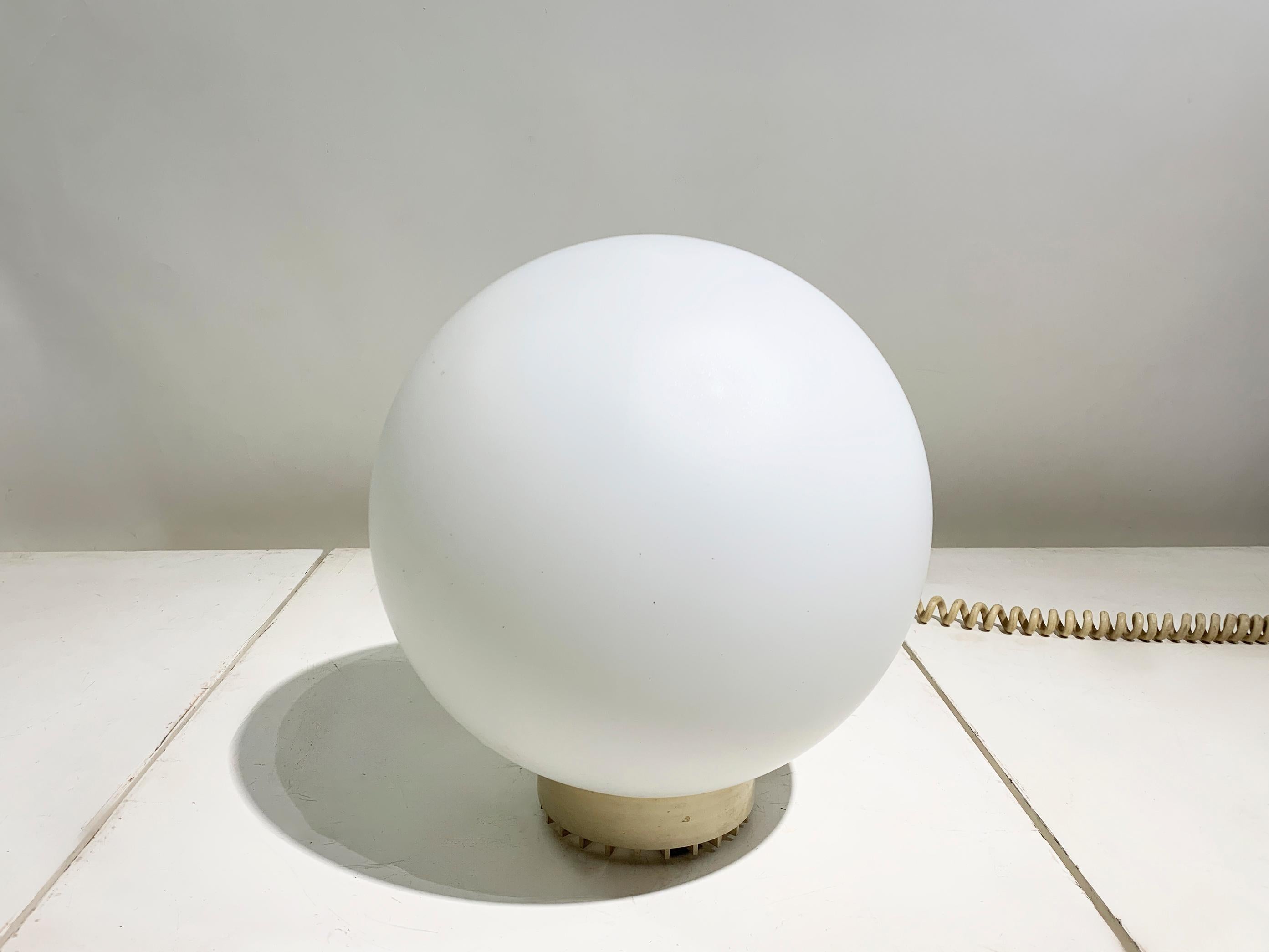Vintage Space Age Sphärische Glasglobus-Tischlampe mit geripptem Sockel, 1970er Jahre im Zustand „Gut“ im Angebot in Beirut, LB
