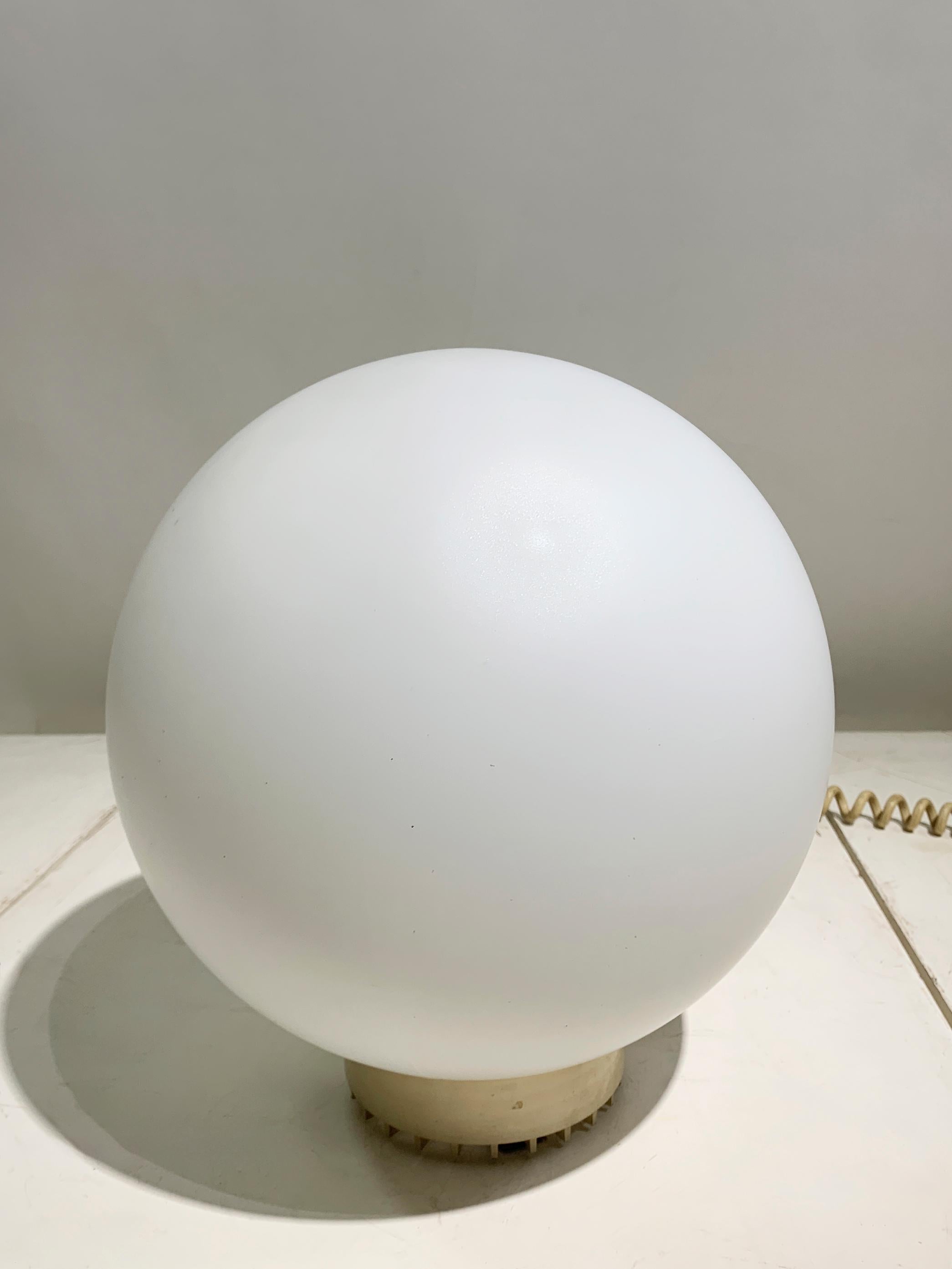 Vintage Space Age Sphärische Glasglobus-Tischlampe mit geripptem Sockel, 1970er Jahre (20. Jahrhundert) im Angebot