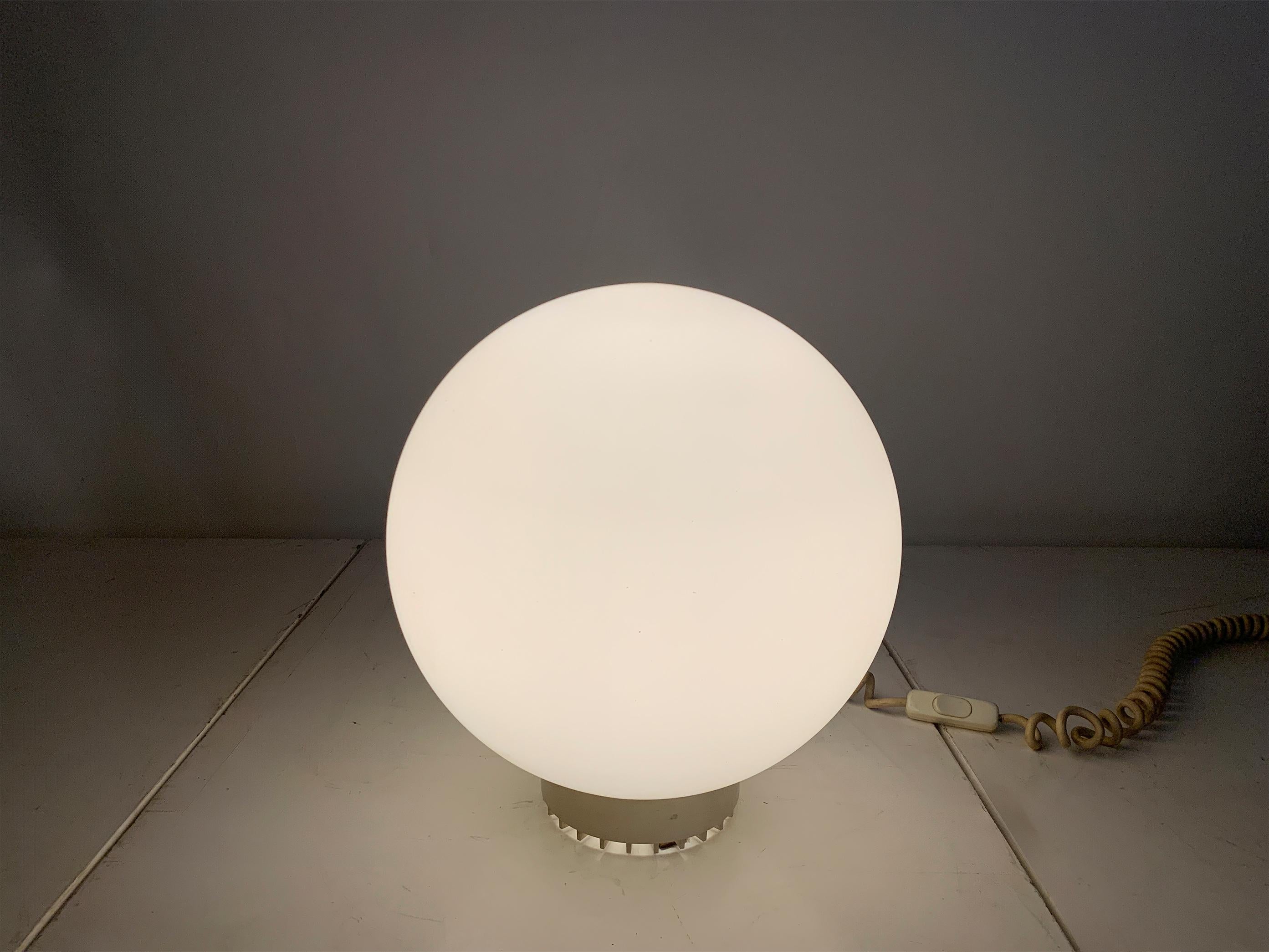 Vintage Space Age Sphärische Glasglobus-Tischlampe mit geripptem Sockel, 1970er Jahre im Angebot 1