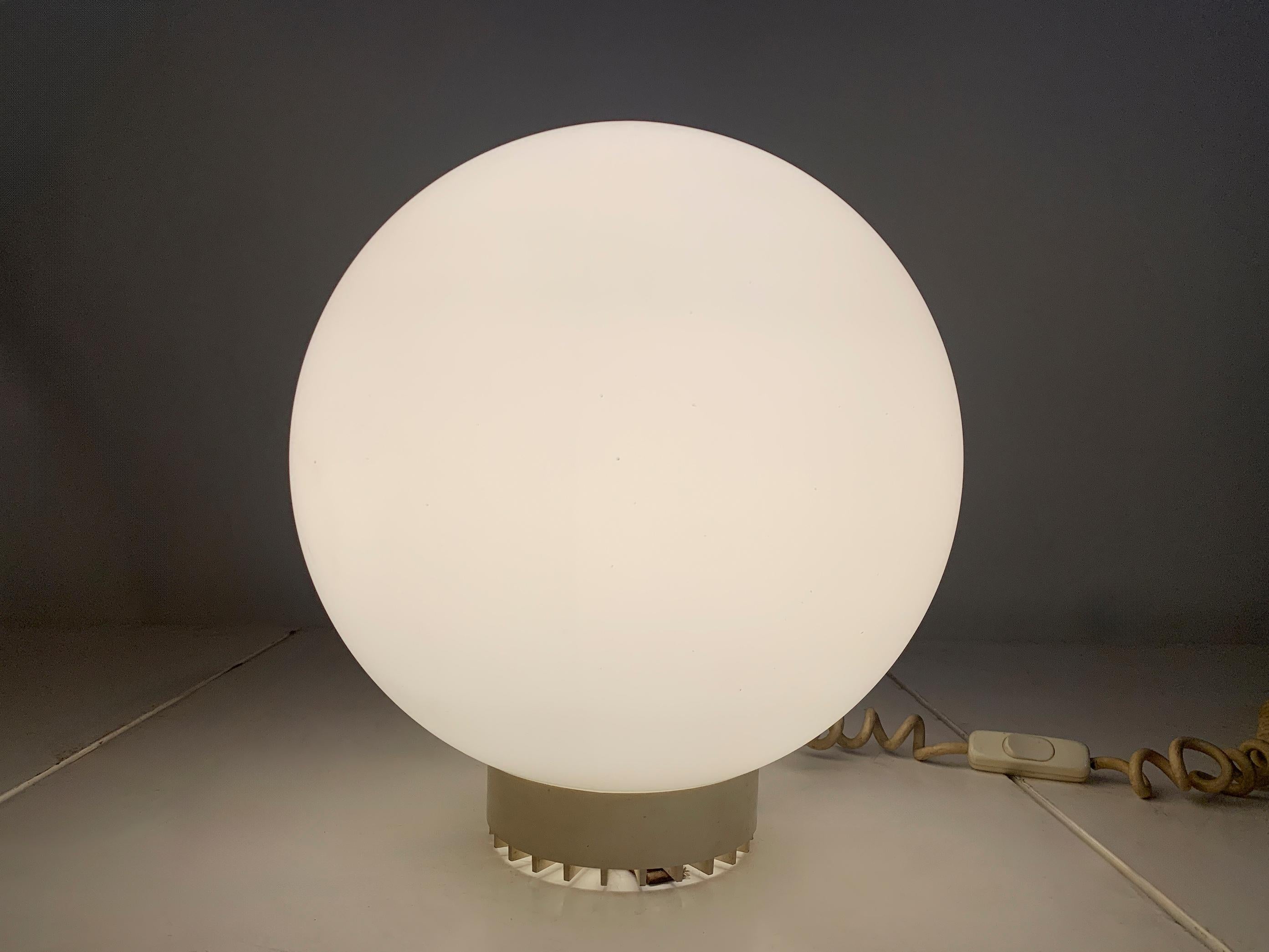 Vintage Space Age Sphärische Glasglobus-Tischlampe mit geripptem Sockel, 1970er Jahre im Angebot 2