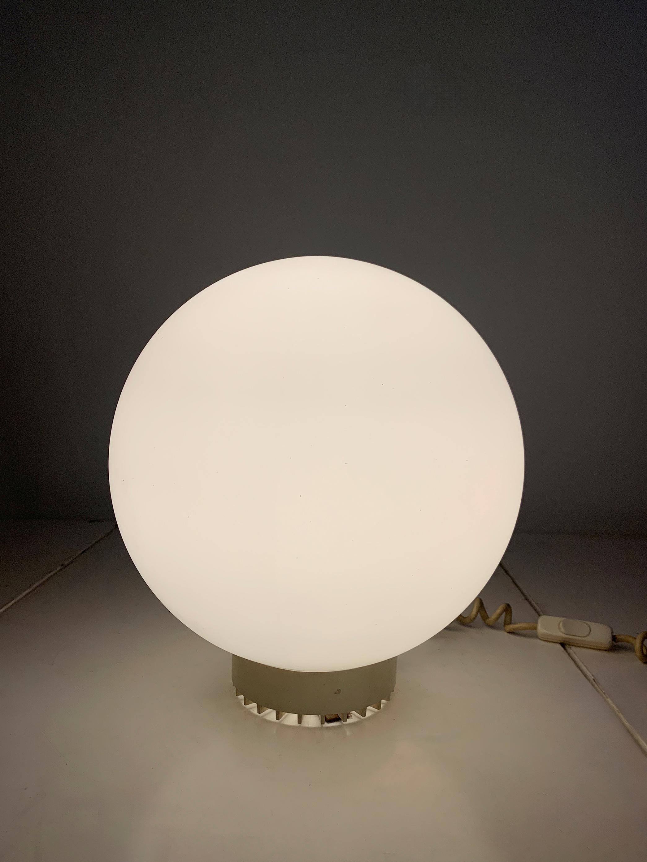 Vintage Space Age Sphärische Glasglobus-Tischlampe mit geripptem Sockel, 1970er Jahre im Angebot 3