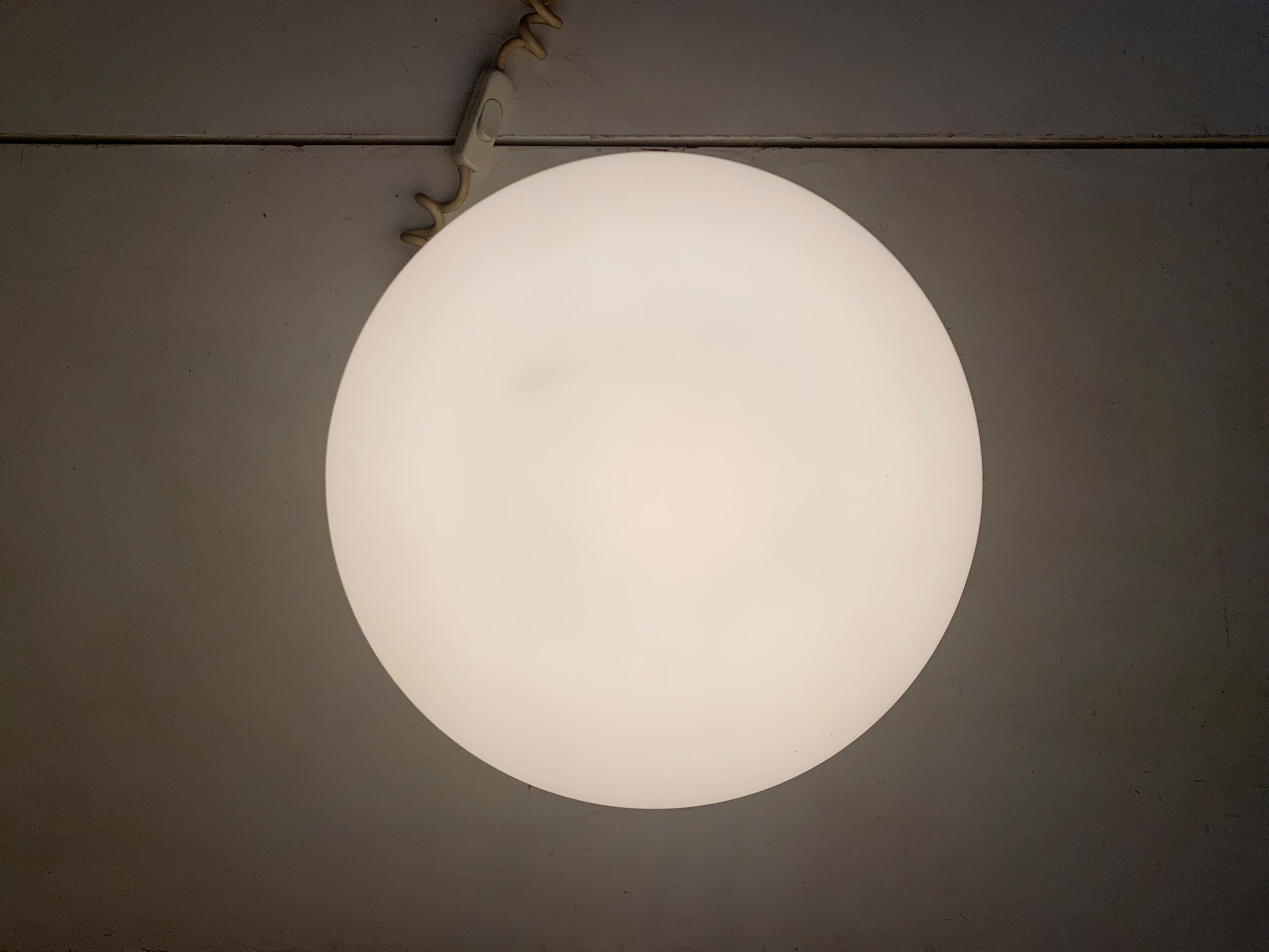 Vintage Space Age Sphärische Glasglobus-Tischlampe mit geripptem Sockel, 1970er Jahre im Angebot 4