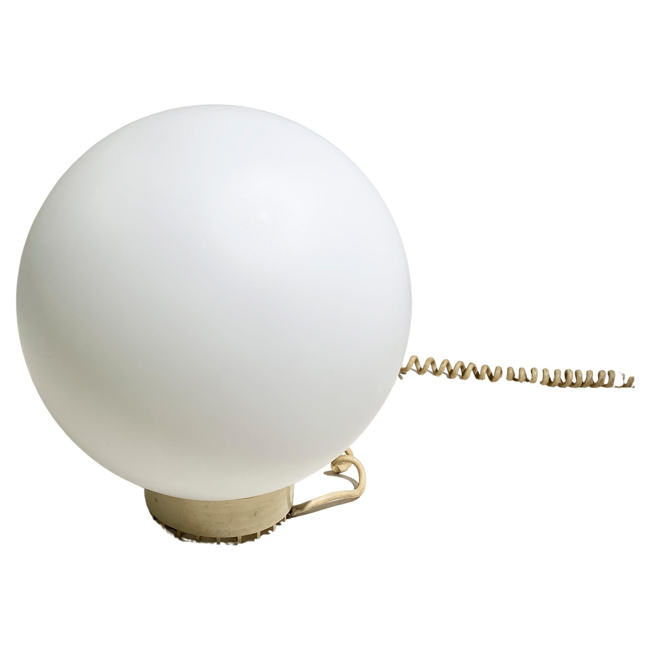 Vintage Space Age Sphärische Glasglobus-Tischlampe mit geripptem Sockel, 1970er Jahre im Angebot