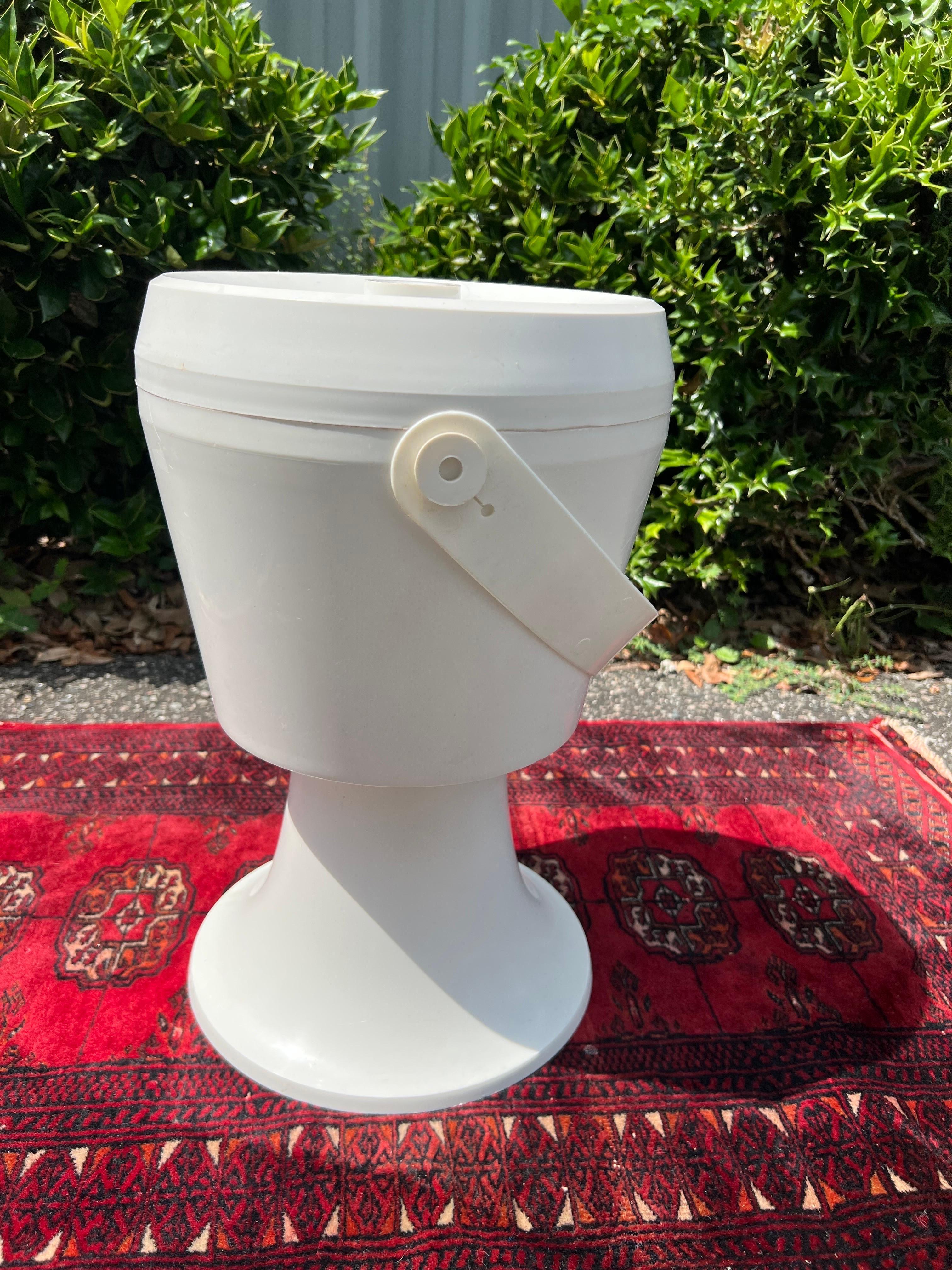Vintage Space Age Standing Ice Bucket In Good Condition For Sale In Charleston, SC