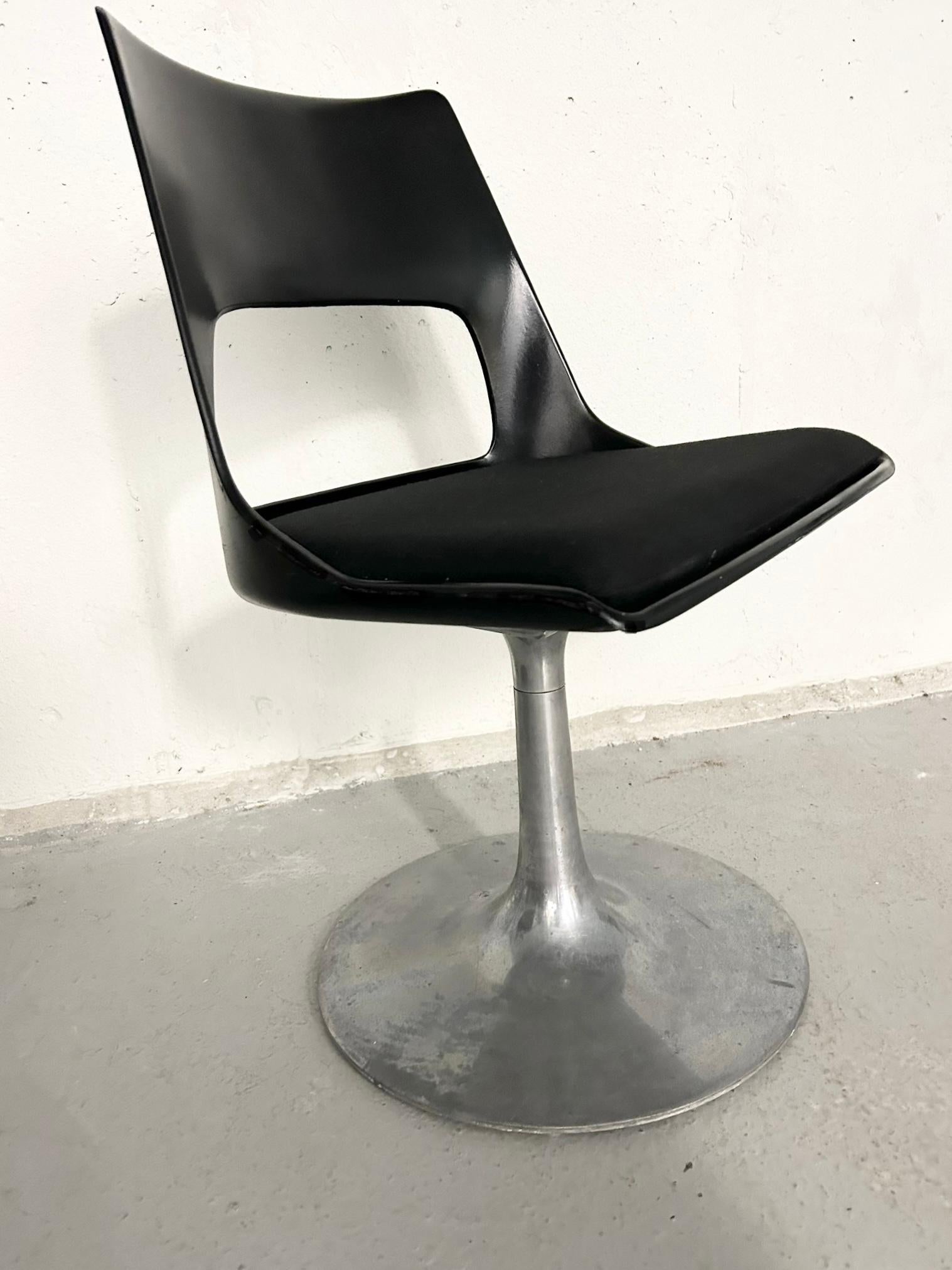 Only 1 chair available - Vintage swivel chair by Krueger - 1960s. Has black upholstered seat cushion and aluminum base. Normal vintage wear. Base has some oxidation.