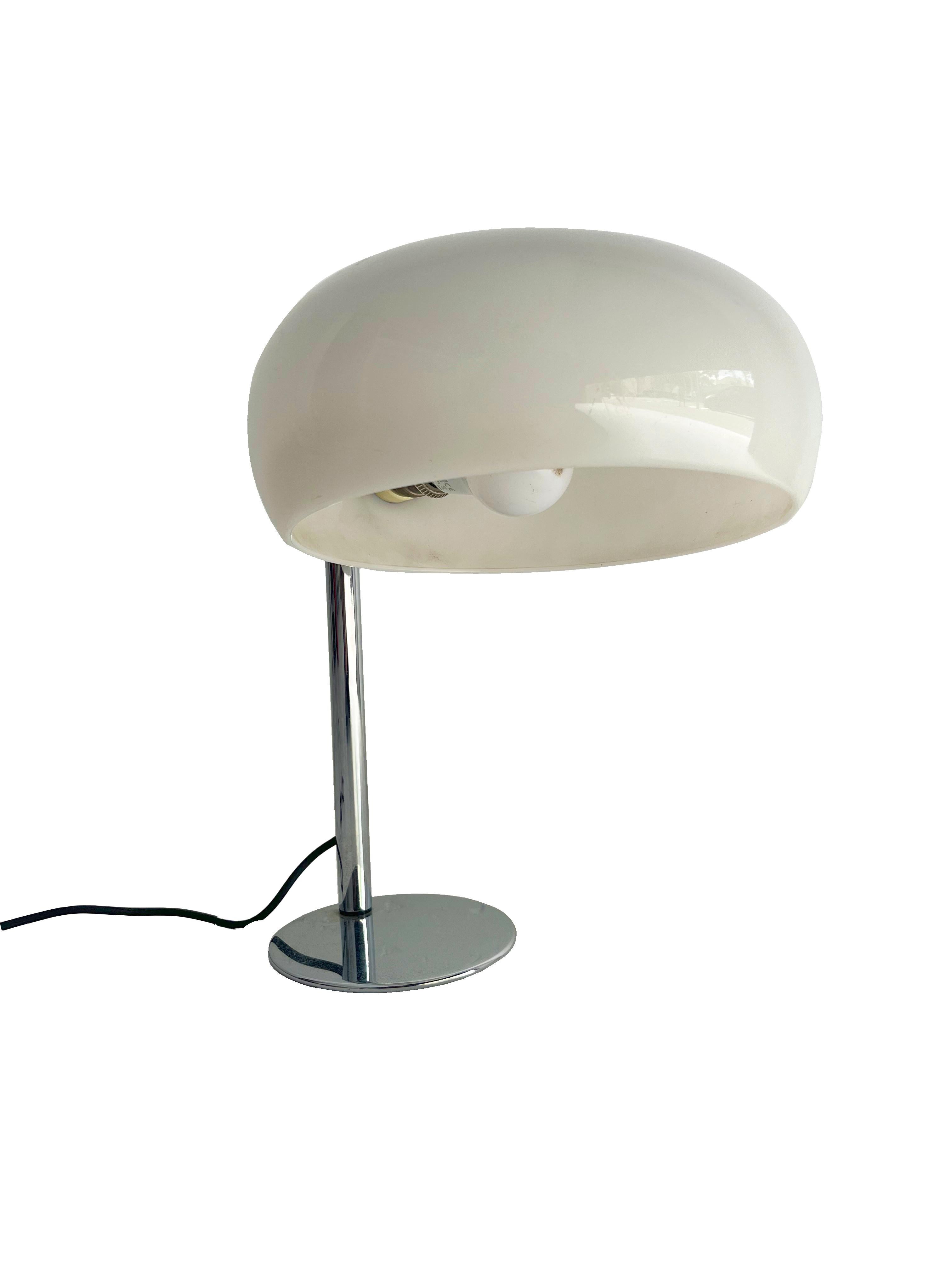 Lampe de table vintage de l'ère spatiale ! Objet très rare !

Voici cette superbe lampe de table qui capture l'essence du design vintage des années 1970. Avec sa structure en métal chromé et peint, cette pièce évoque l'élégance et le style de