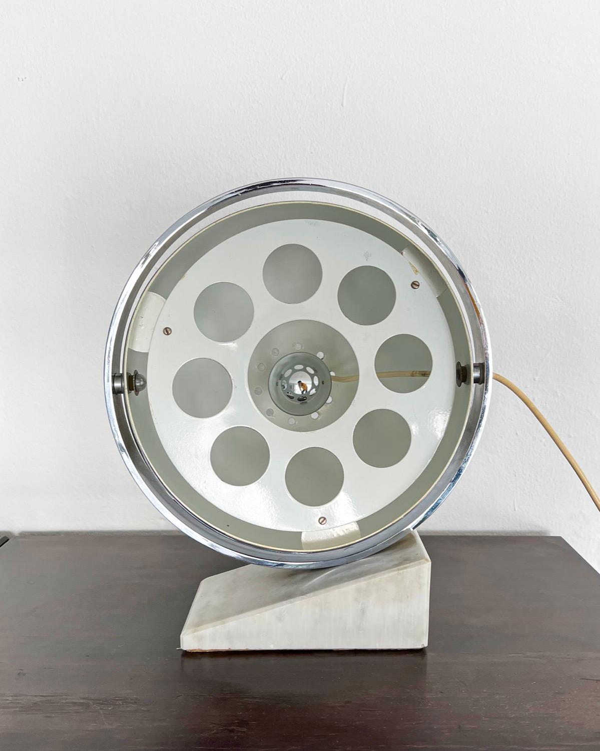 Lampe de table vintage de l'ère spatiale avec base en marbre et abat-jour tournant en métal chromé en vente 3