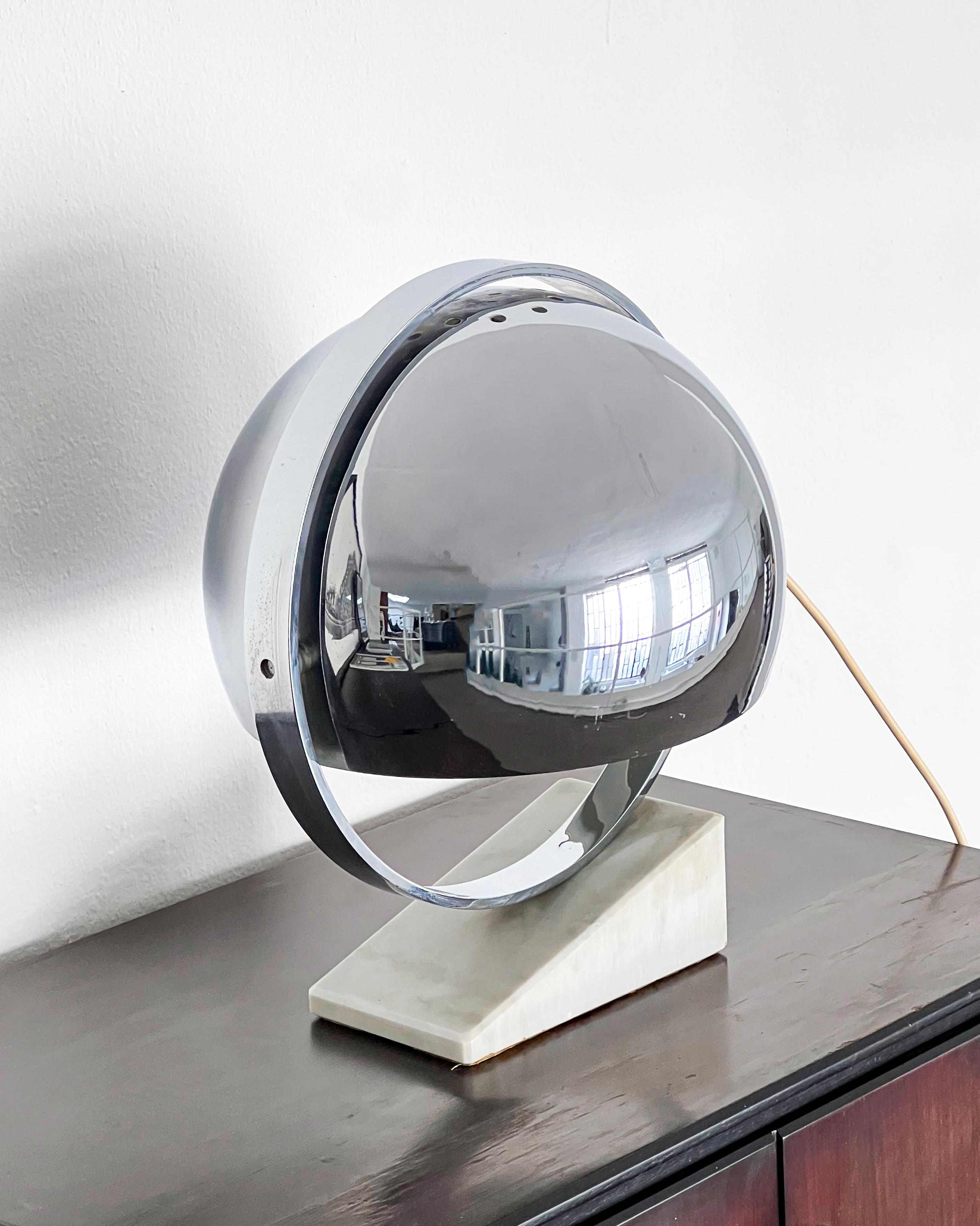 Italian Vintage Space Age table lamp with marble base and revolving chromed metal shade For Sale
