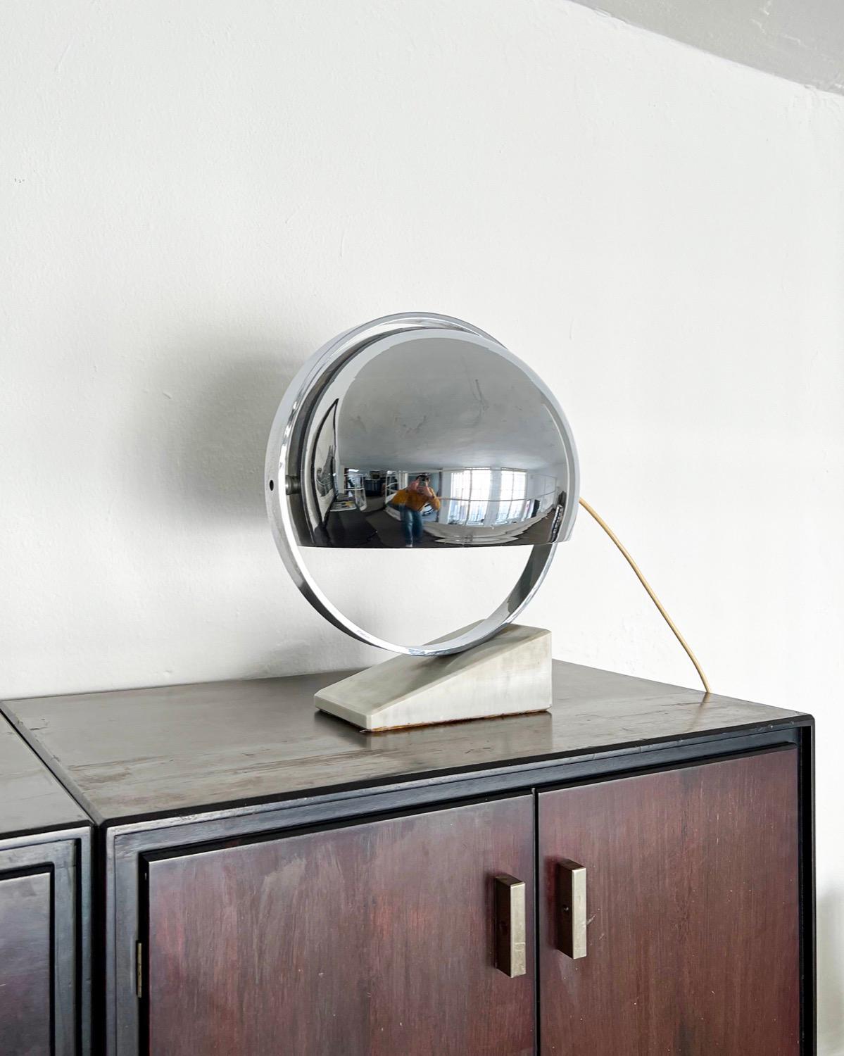Ère spatiale Lampe de table vintage de l'ère spatiale avec base en marbre et abat-jour tournant en métal chromé en vente