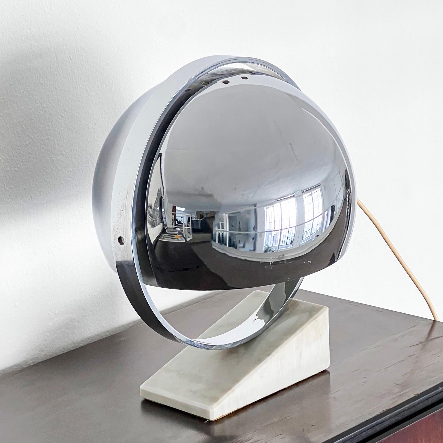 italien Lampe de table vintage de l'ère spatiale avec base en marbre et abat-jour tournant en métal chromé en vente