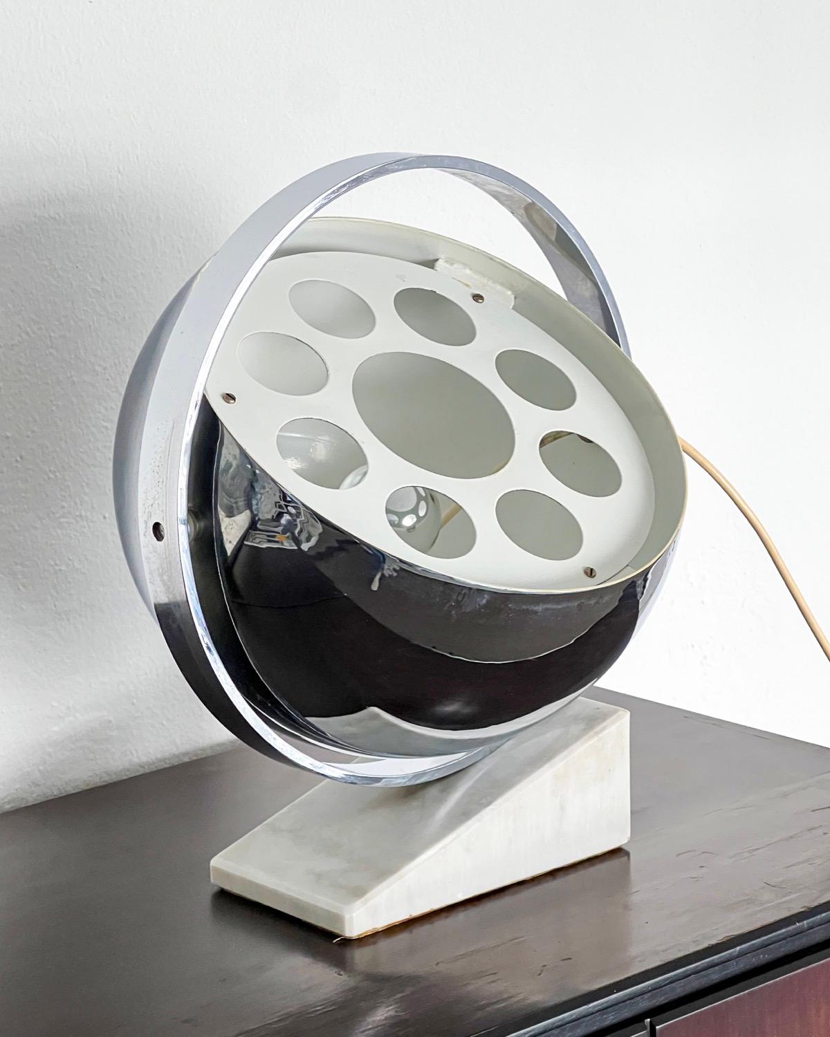 Lampe de table vintage de l'ère spatiale avec base en marbre et abat-jour tournant en métal chromé Bon état - En vente à Milano, IT