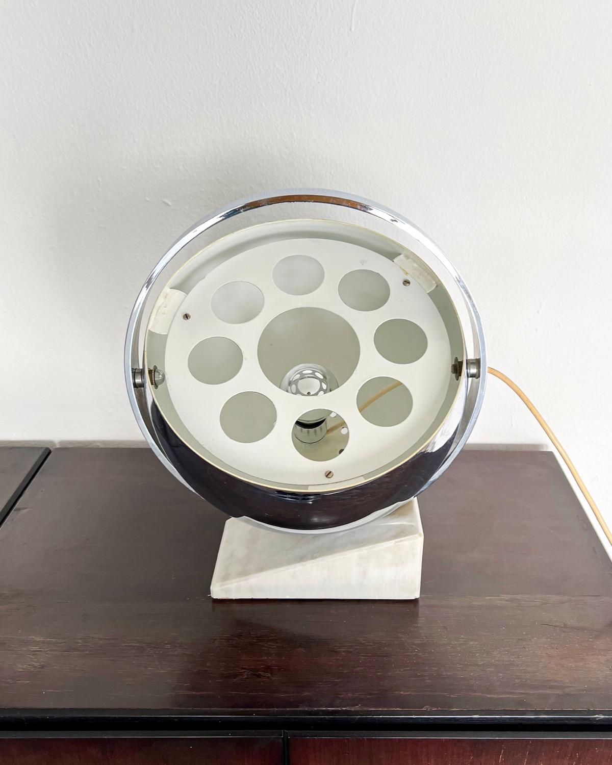 Milieu du XXe siècle Lampe de table vintage de l'ère spatiale avec base en marbre et abat-jour tournant en métal chromé en vente