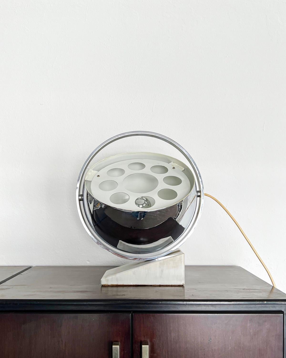 Acier inoxydable Lampe de table vintage de l'ère spatiale avec base en marbre et abat-jour tournant en métal chromé en vente