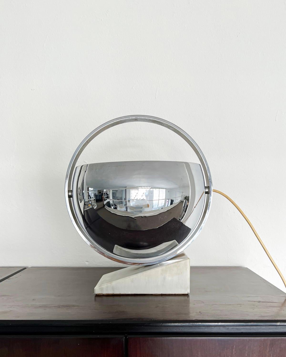 Lampe de table vintage de l'ère spatiale avec base en marbre et abat-jour tournant en métal chromé en vente 1