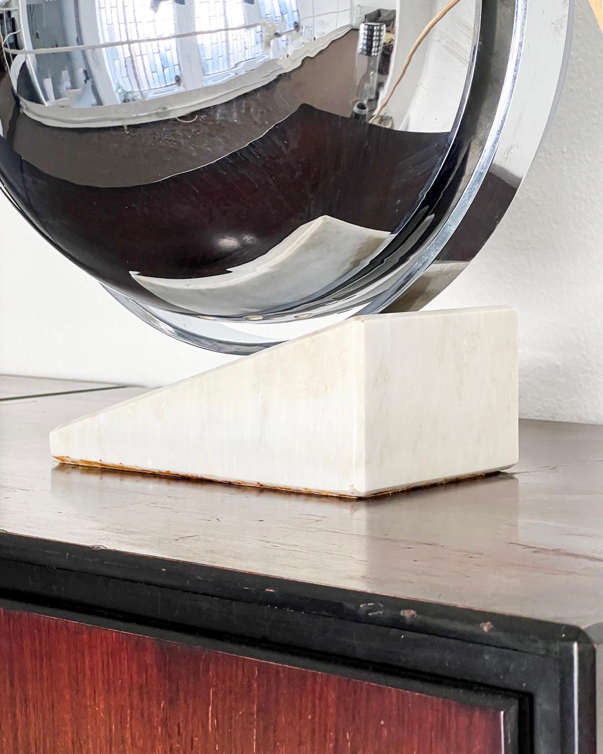 Lampe de table vintage de l'ère spatiale avec base en marbre et abat-jour tournant en métal chromé en vente 2