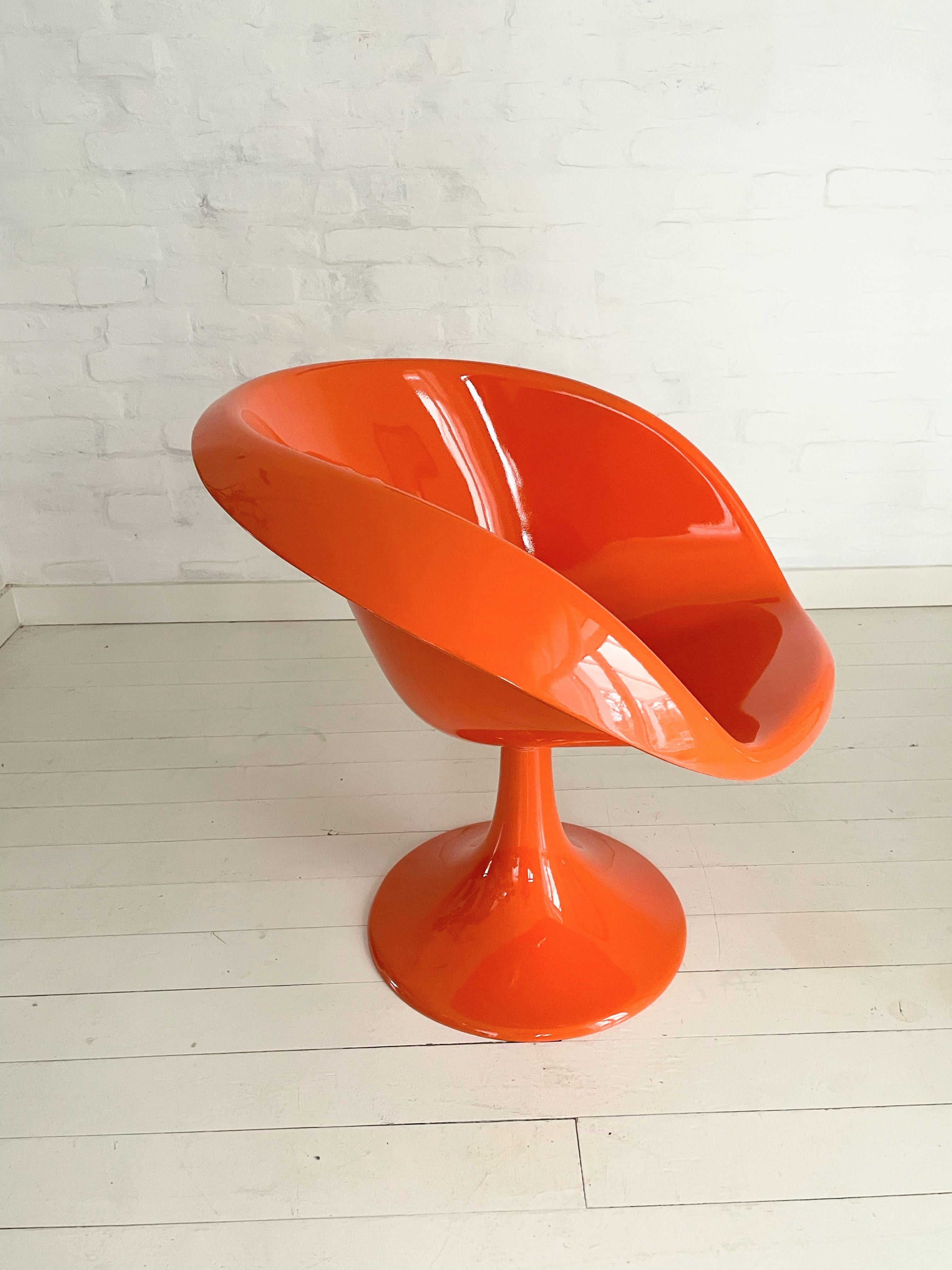 Vintage Space Age Tulip Base Fiberglass Lounge Chair Hungary  1970s In Good Condition In Debrecen-Pallag, HU
