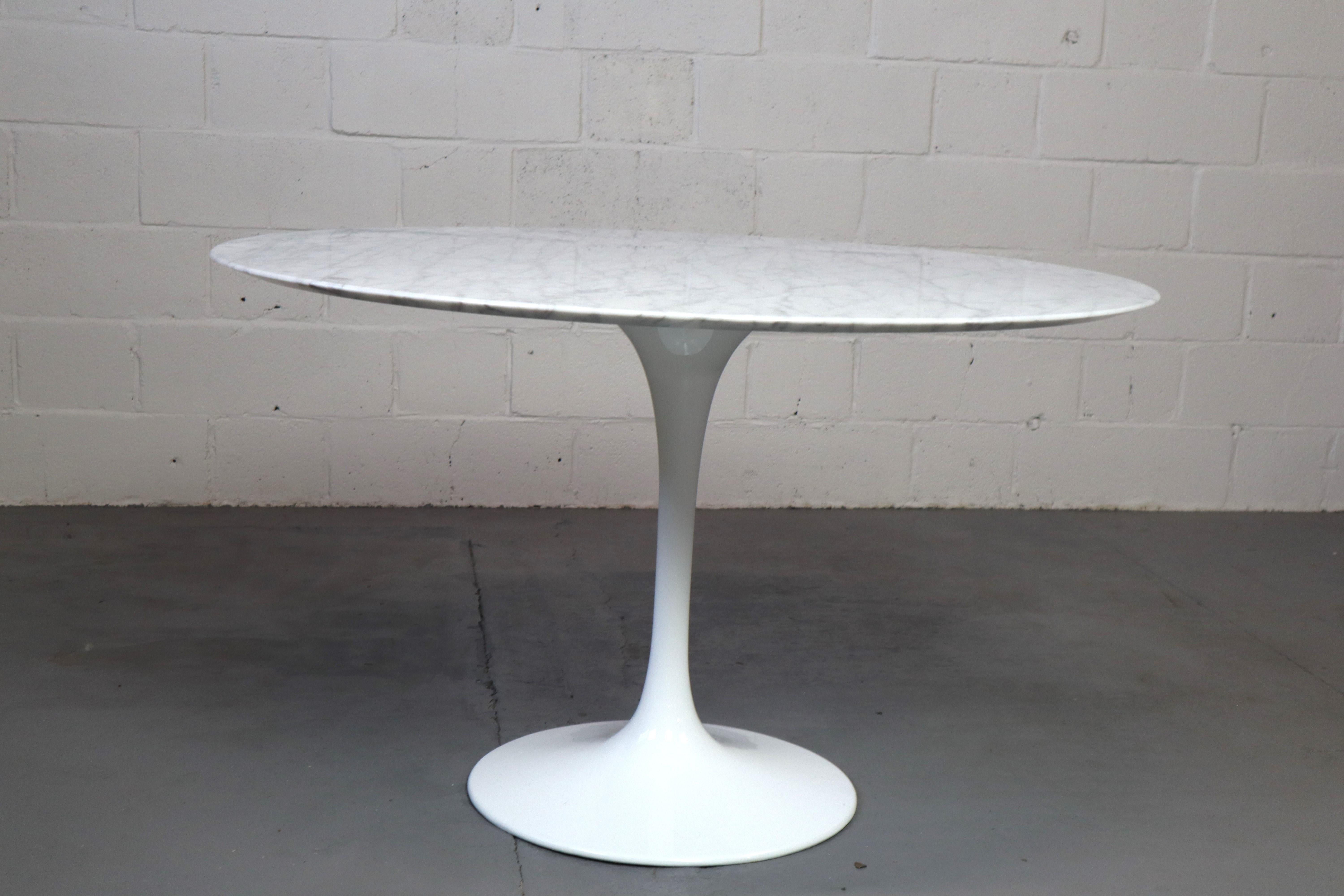 Round marble tulip table 120 cm, after the well-known design by Eero Saarinen.
Coated aluminum base with marble top.
  ø 120 x H 72 cm